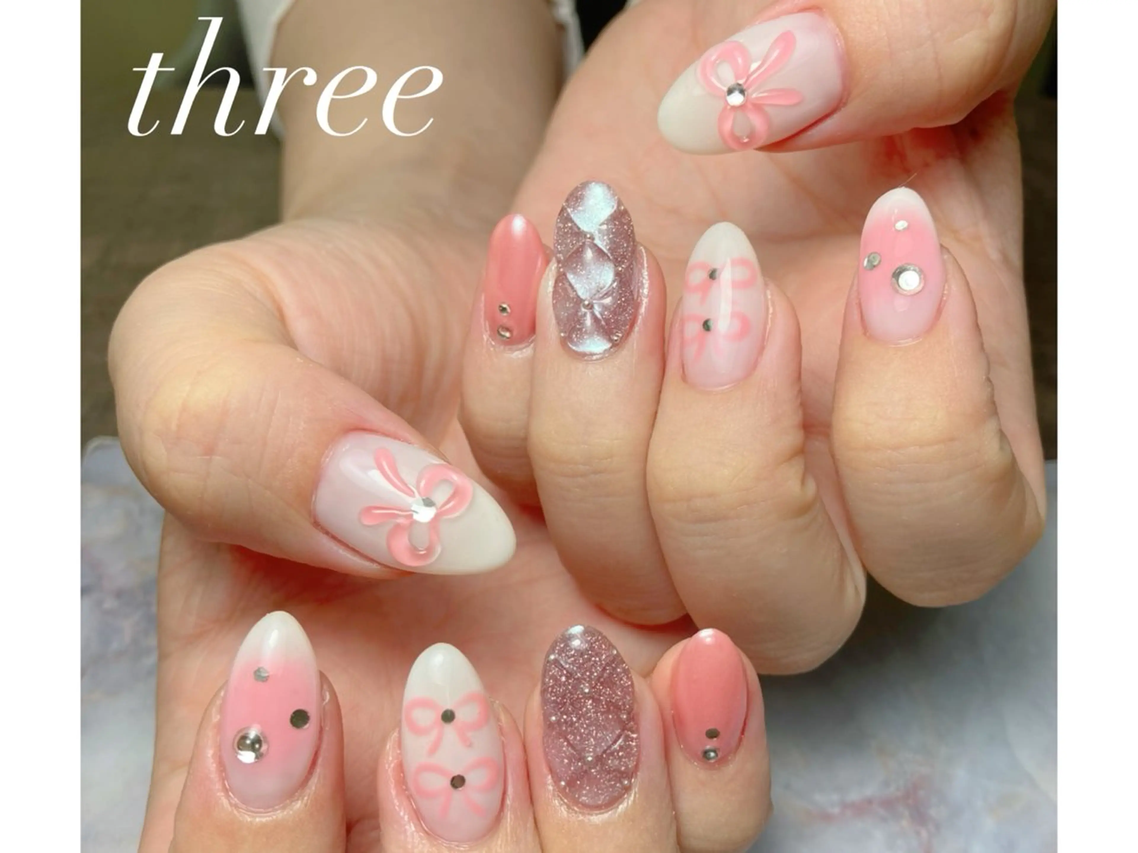 ネイル チークネイル キラキラネイル 韓国ネイル リボン three Nail&Eyeのネイルデザイン