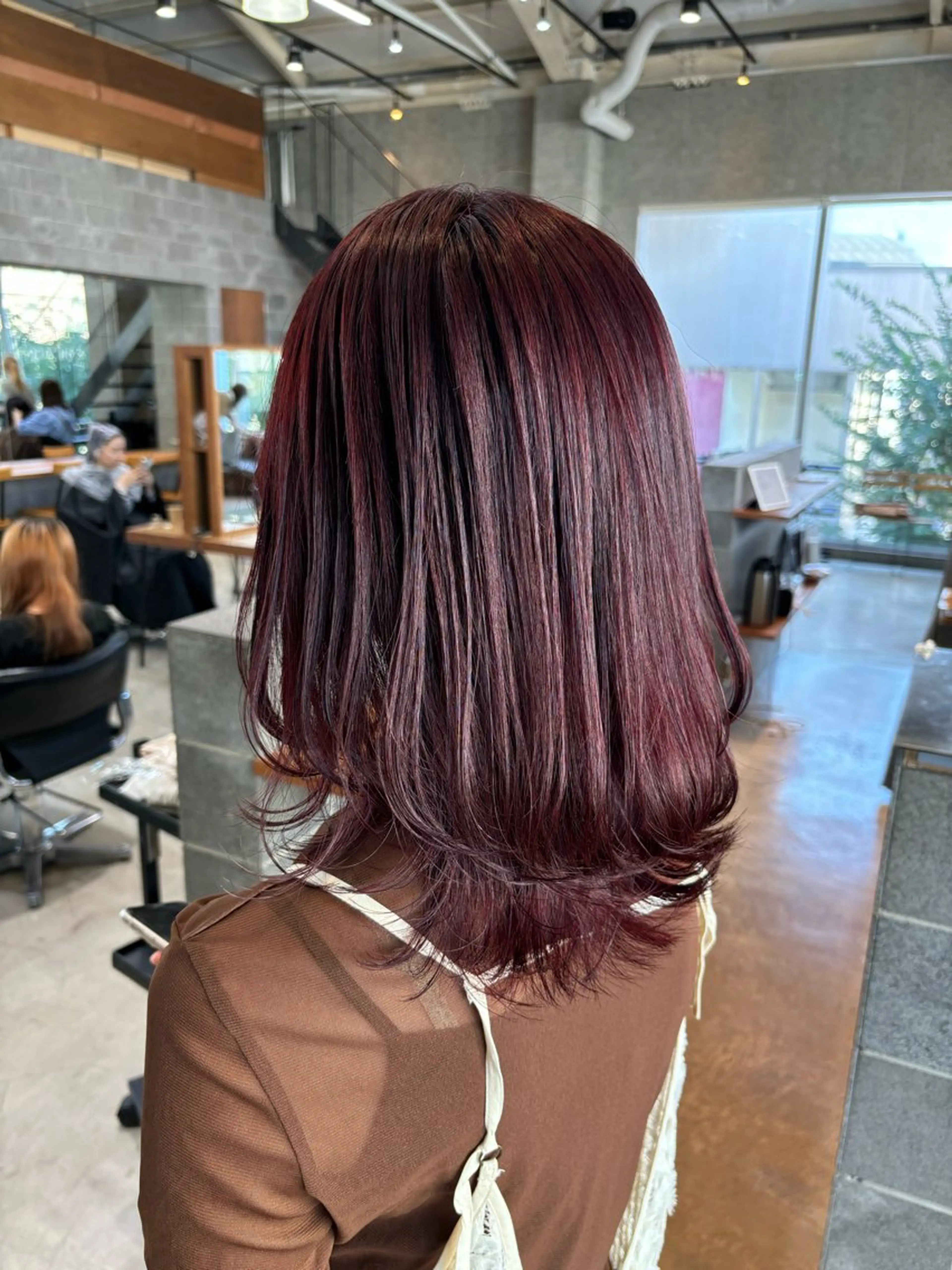 ミディアム カラー パーマ ヘアアレンジ ボルドーカラー カット ヘアカラー トリートメント ヘッドスパ ヘアセット 押切 響 のヘアスタイル