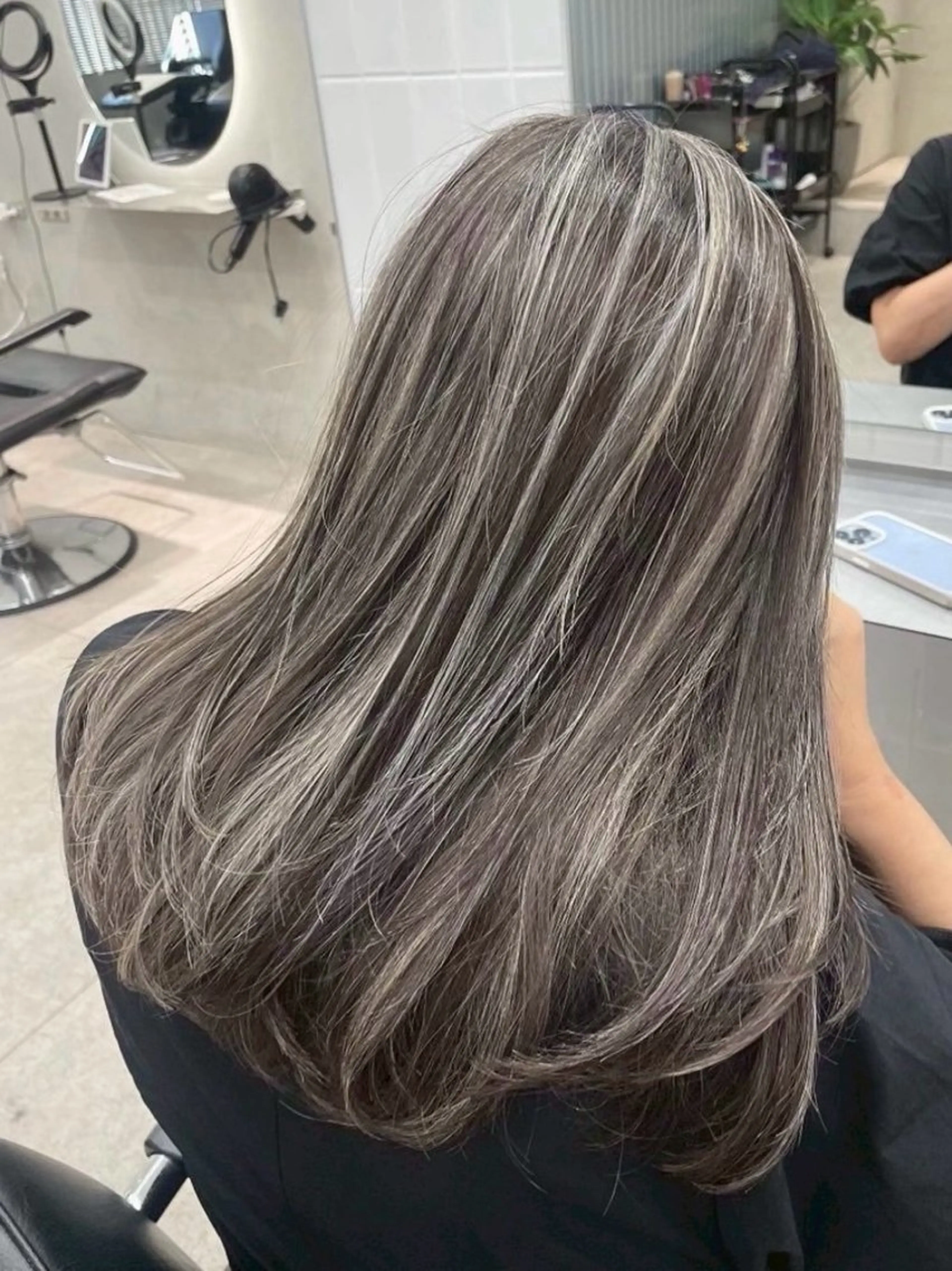 ロング カラー バレイヤージュ ブリーチ ケアブリーチ グレージュ ハイライトカラー ヘアカラー 表参道/ハイライト リタッチ/縮毛矯正のヘアスタイル