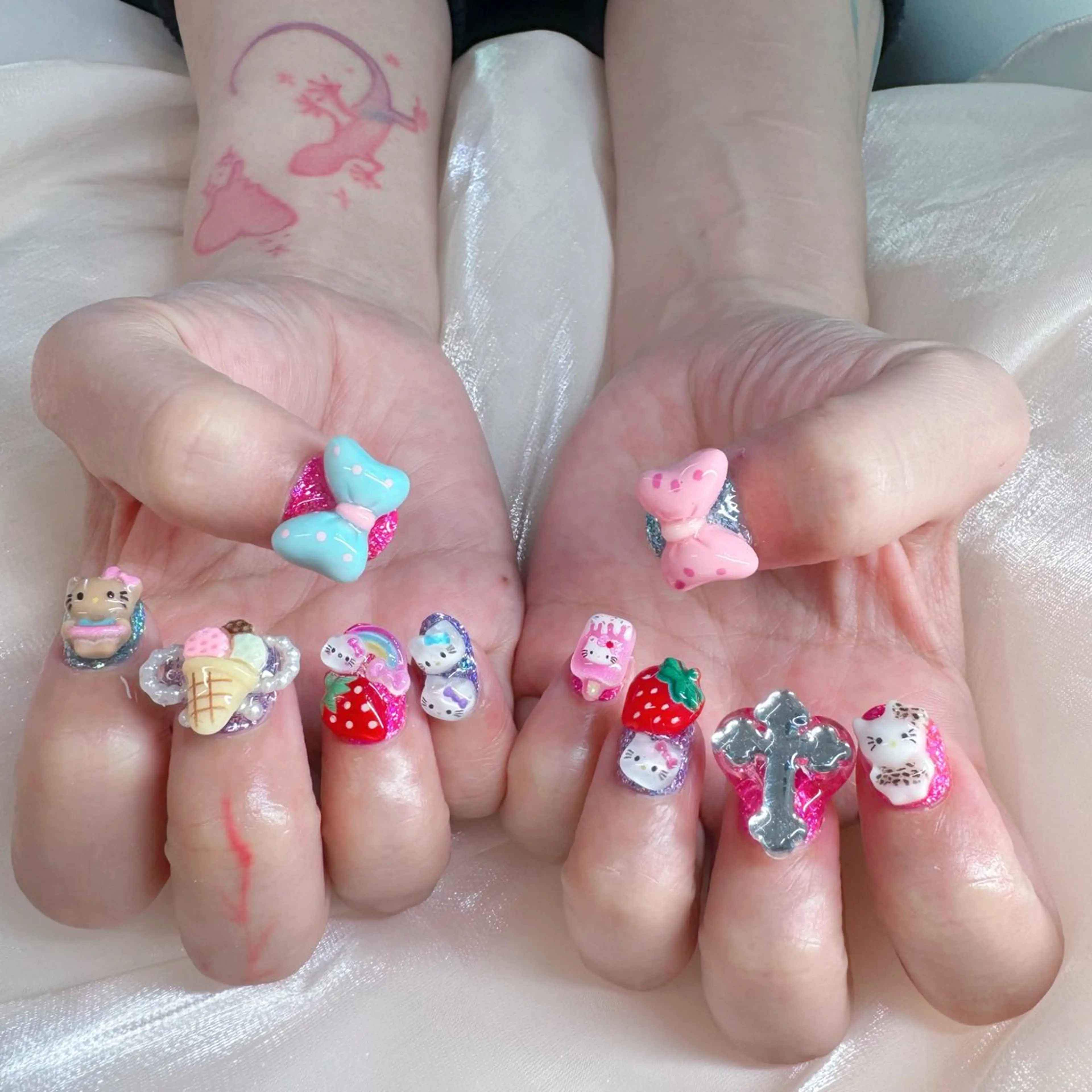 ネイル チークネイル ガーリー キラキラネイル 韓国ネイル ミラーネイル ハンドネイル NailPrincess所属・princess スカルプ専門店のネイルデザイン