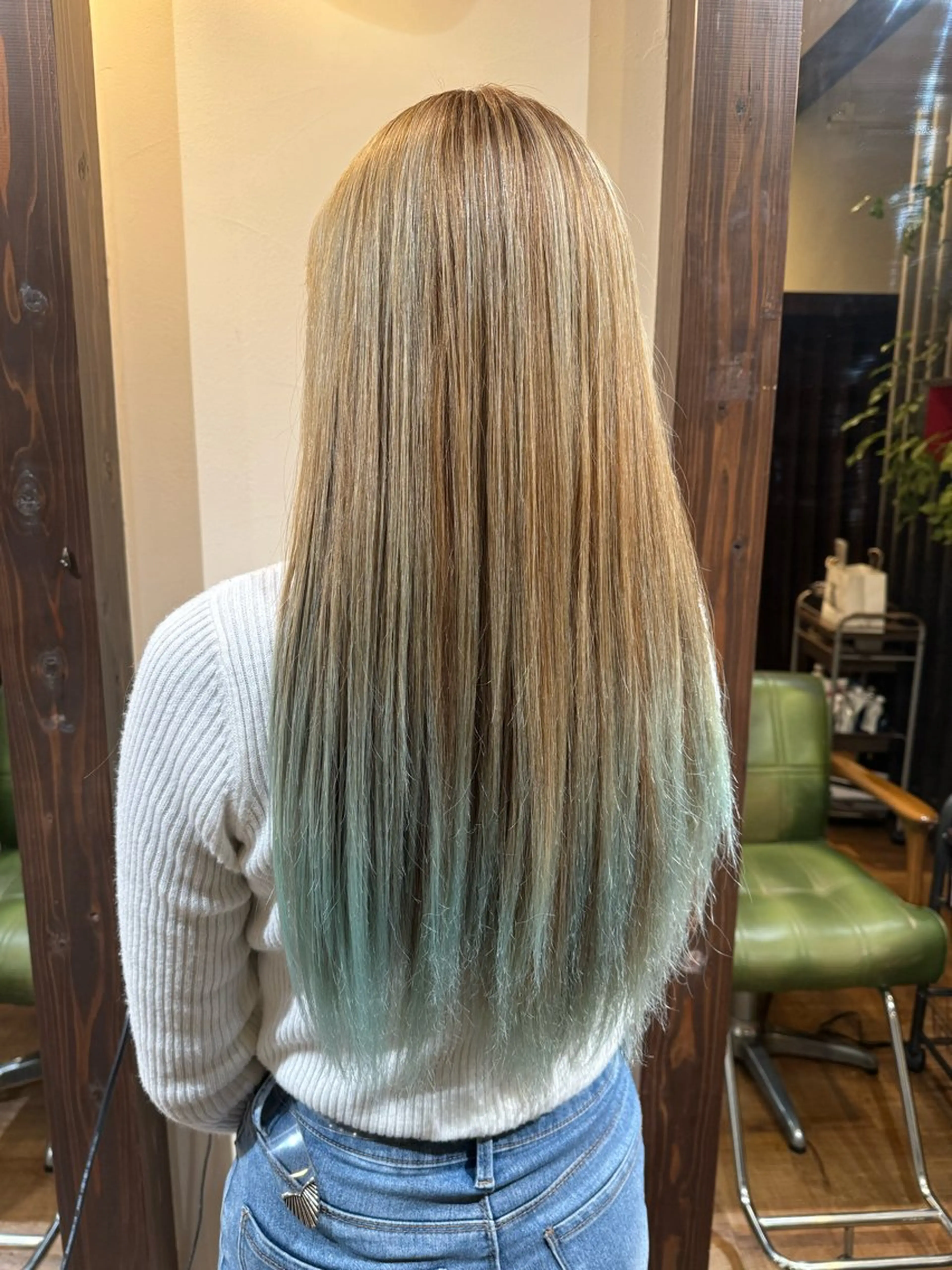 ロング カラー ブリーチ グラデーションカラー ミント Luster Friends所属・まゆ | 艶カラー | ストレートのヘアスタイル