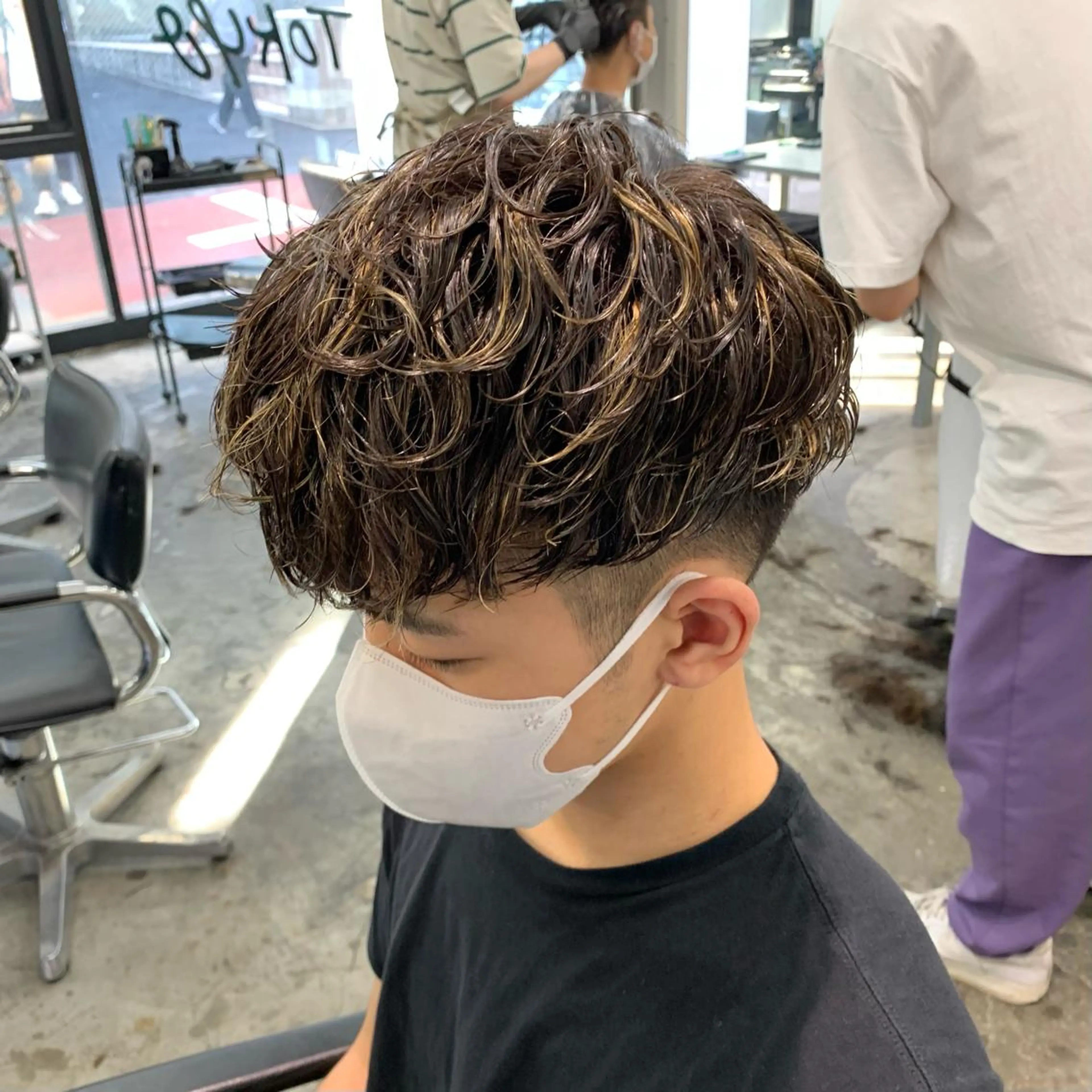 ショート カラー パーマ メンズ メンズハイライト マッシュ メンズパーマ ハイライトカラー ハイライト カット ヘアカラー パーマ メンズ特化美容師/ 藤戸 椋のヘアスタイル