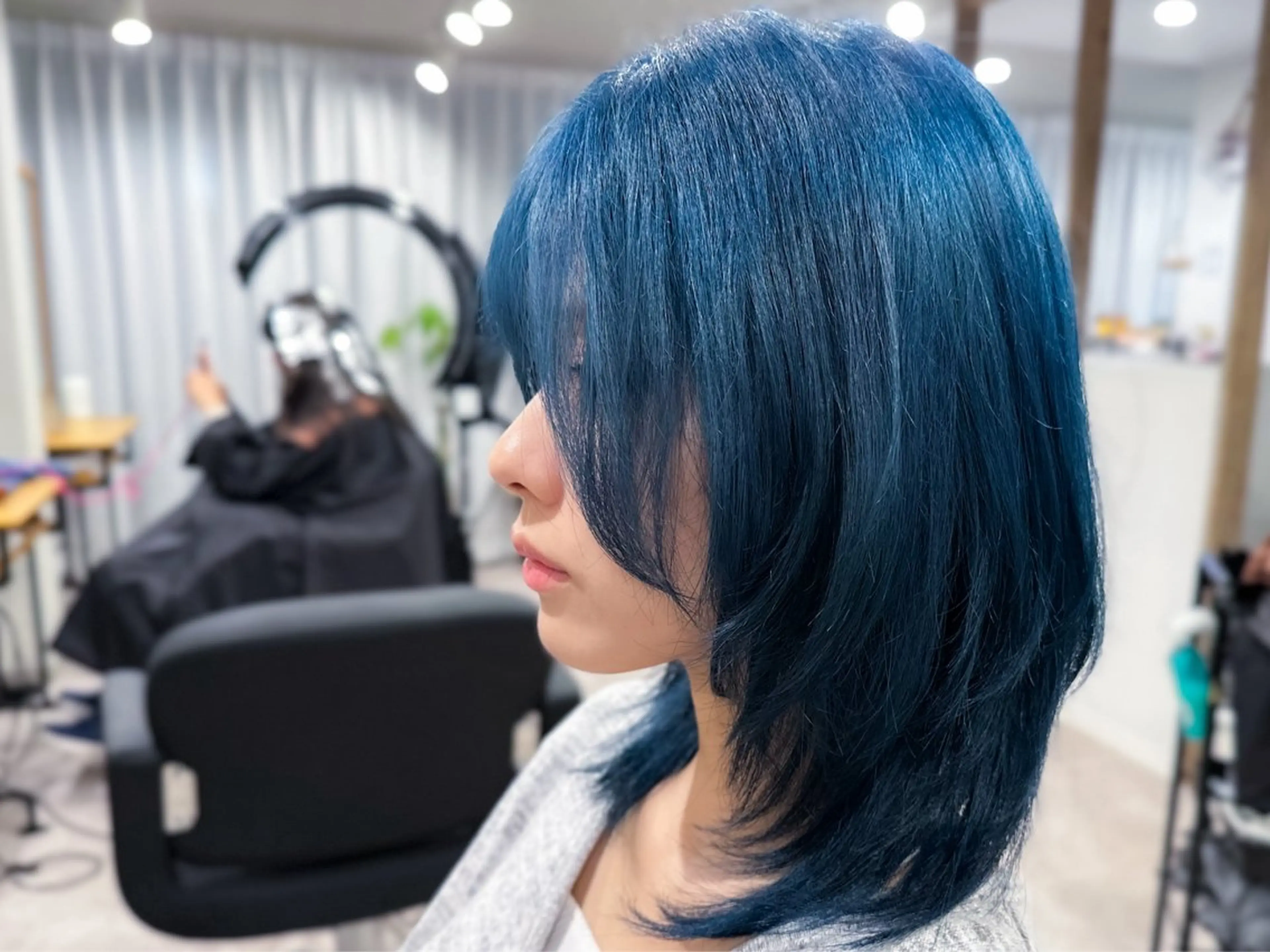 ミディアム カラー ブルーカラー affect 上大岡所属・《ブリーチカラー / 縮毛矯正》坂本爽のヘアスタイル