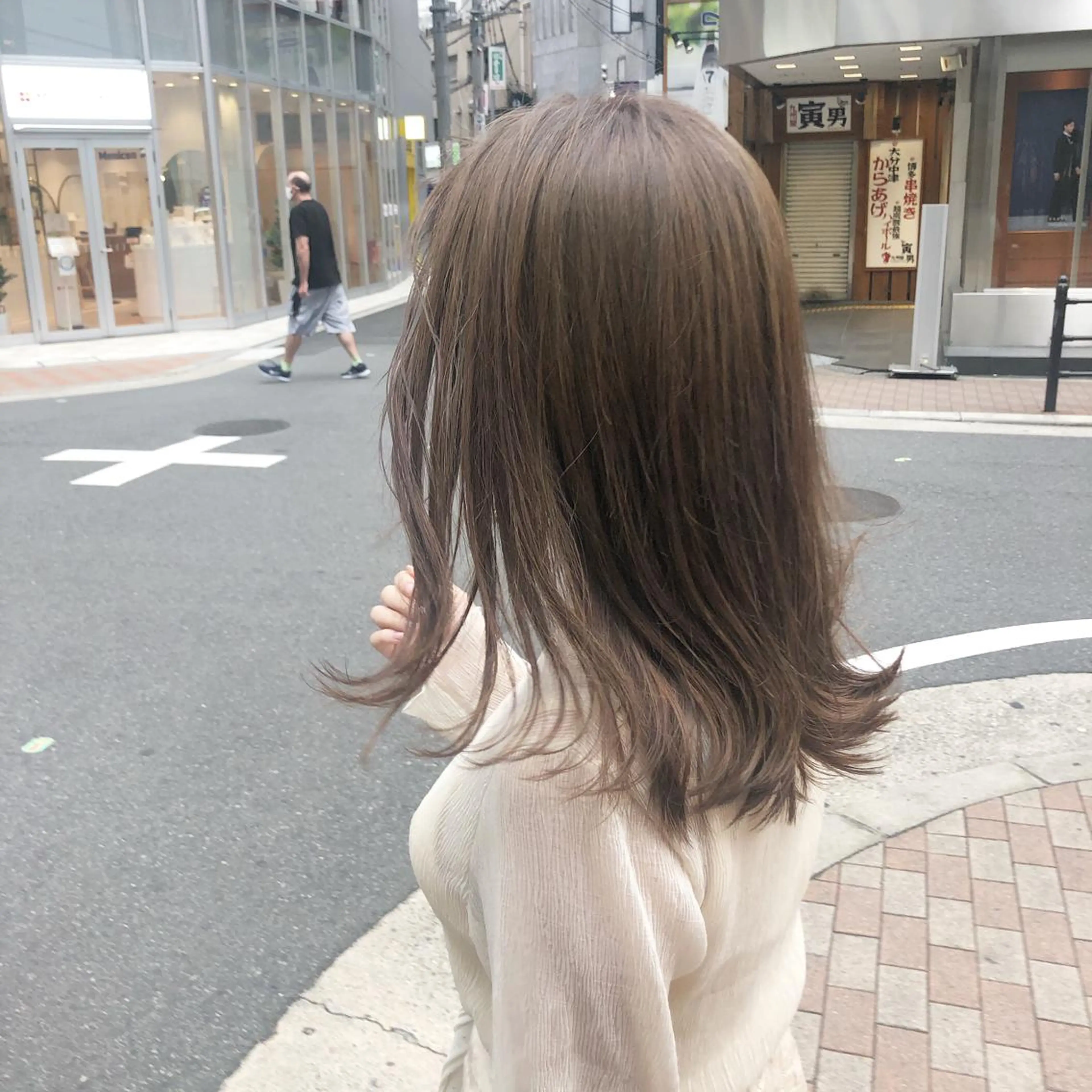 ミディアム カラー ぱつっとボブ 古家 佑真のヘアスタイル
