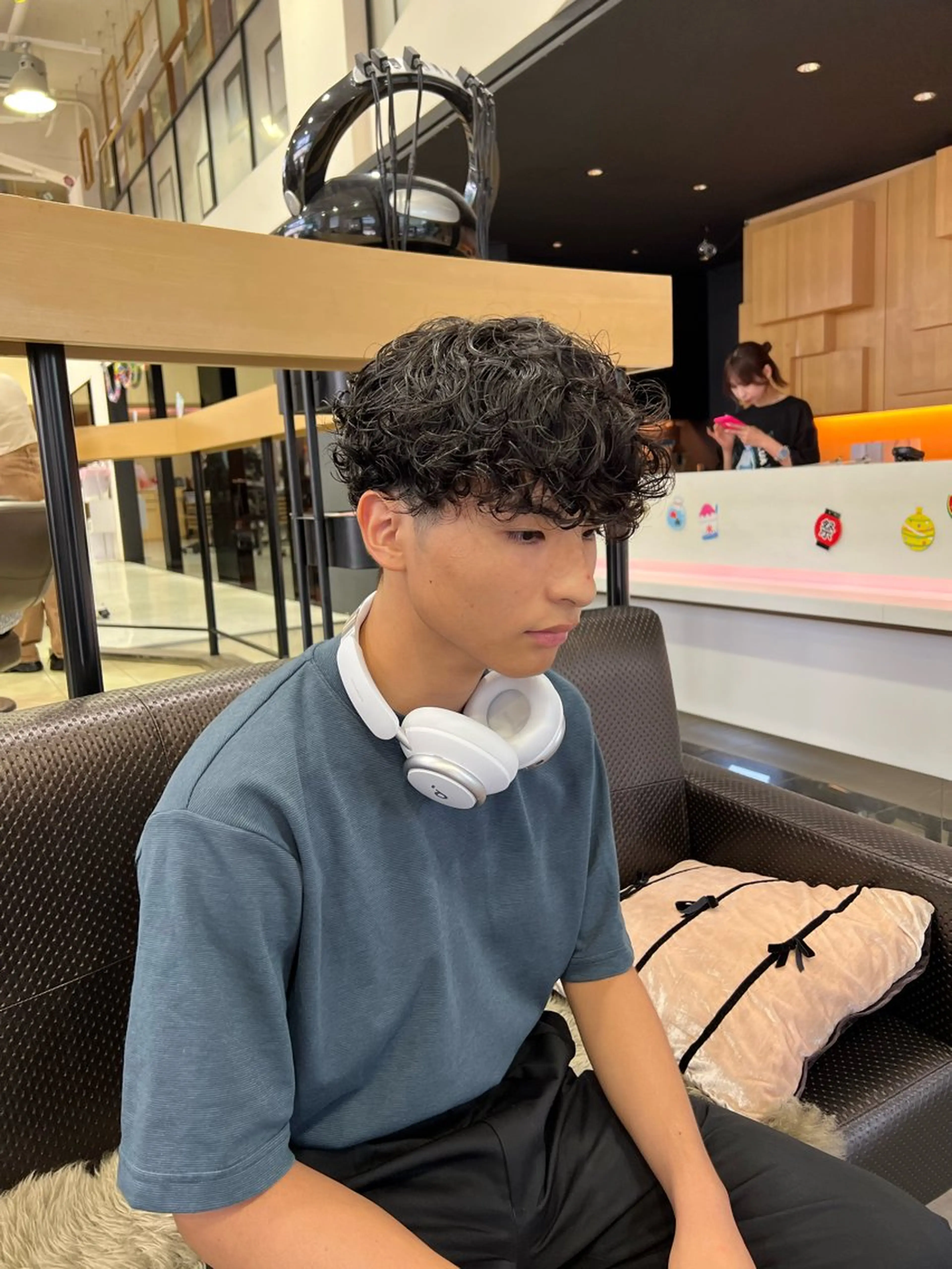 ショート カラー パーマ メンズ アイブロウ メンズパーマ プードルパーマ プードルパーマ ヘアカラー ダウンパーマ🇰🇷 毛流れパーマ【かな】のヘアスタイル