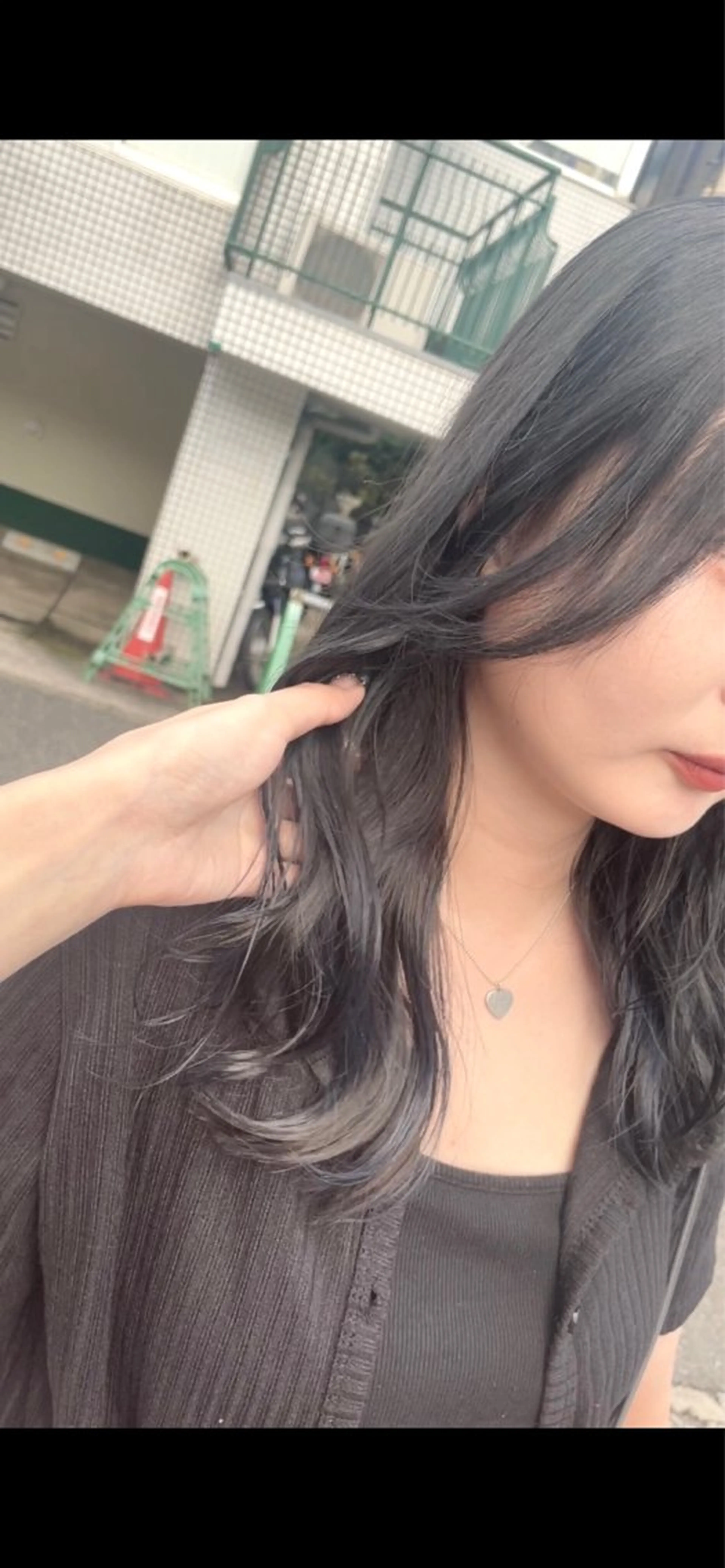 セミロング カラー 黒髪 ブリーチ ブルーカラー ブルーブラック ブルーグレー カット ヘアカラー トリートメント BEBE所属・ブリーチなし 透明感カラーKANAのヘアスタイル
