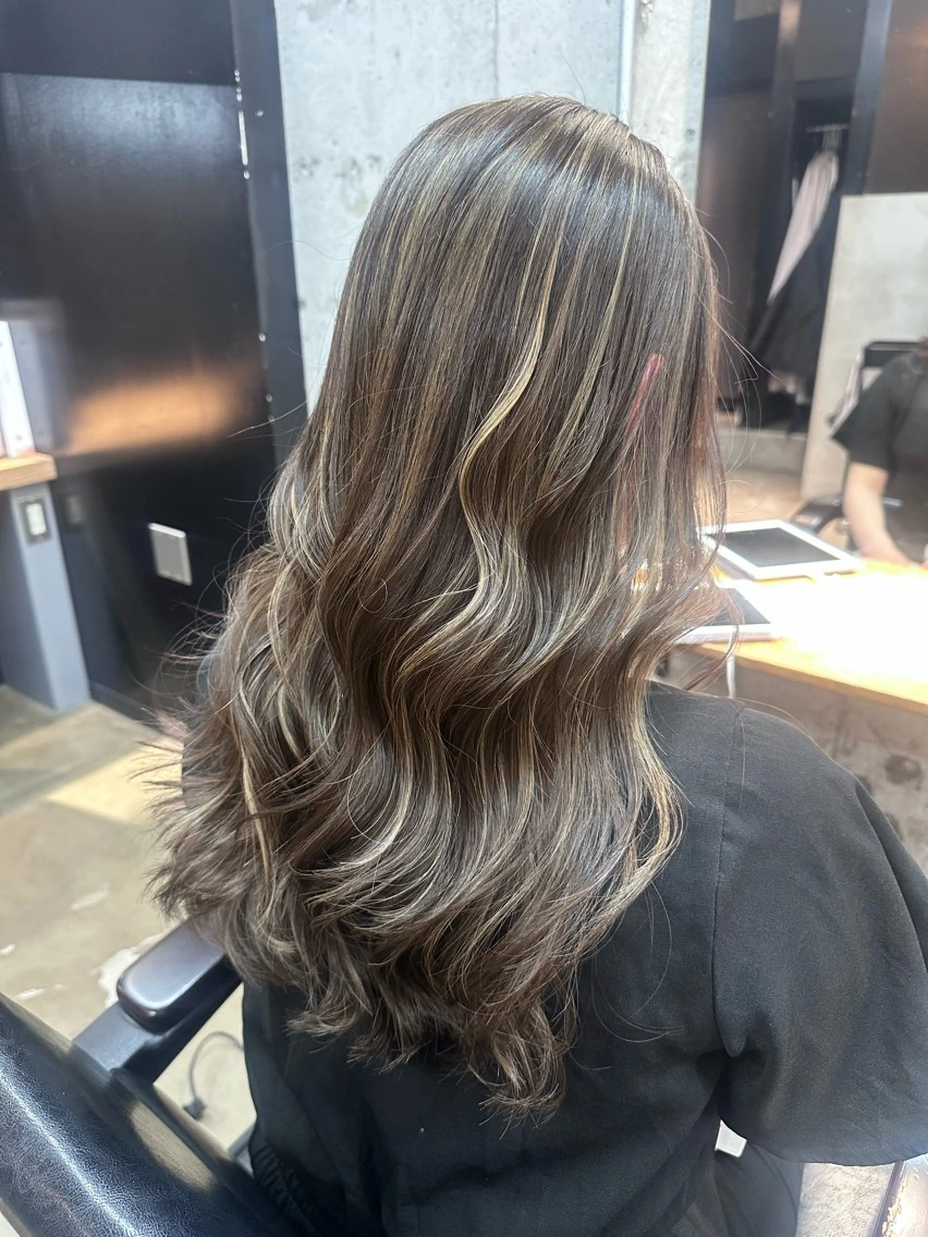 ロング ハイライト ヘアカラー 穴原 優紀のヘアスタイル