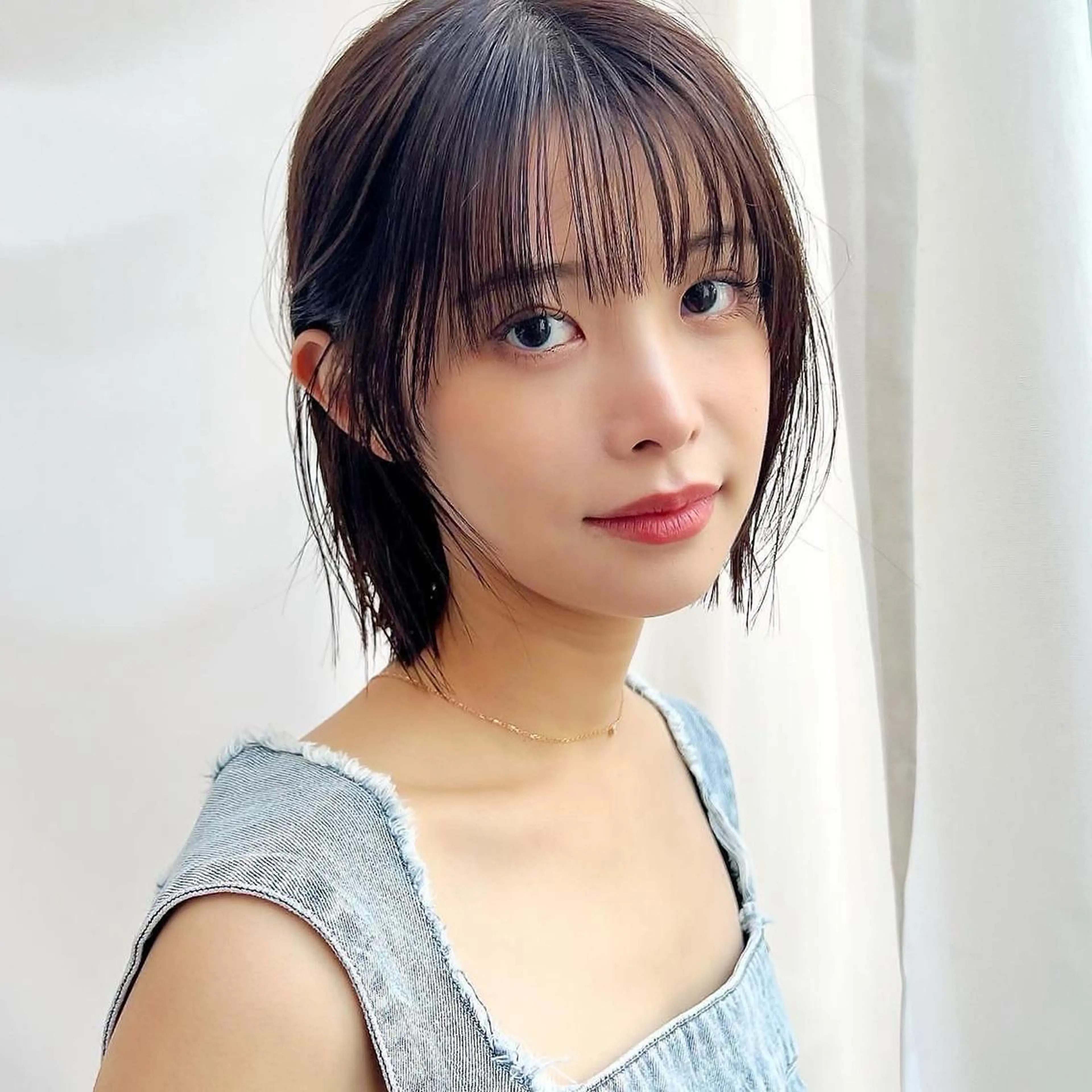 ショート カラー 切りっぱなしボブ 前下がりボブ ブリーチ グレージュ イルミナカラー カット ヘアカラー トリートメント ニュアンスレイヤー ハイトーンカラーのヘアスタイル