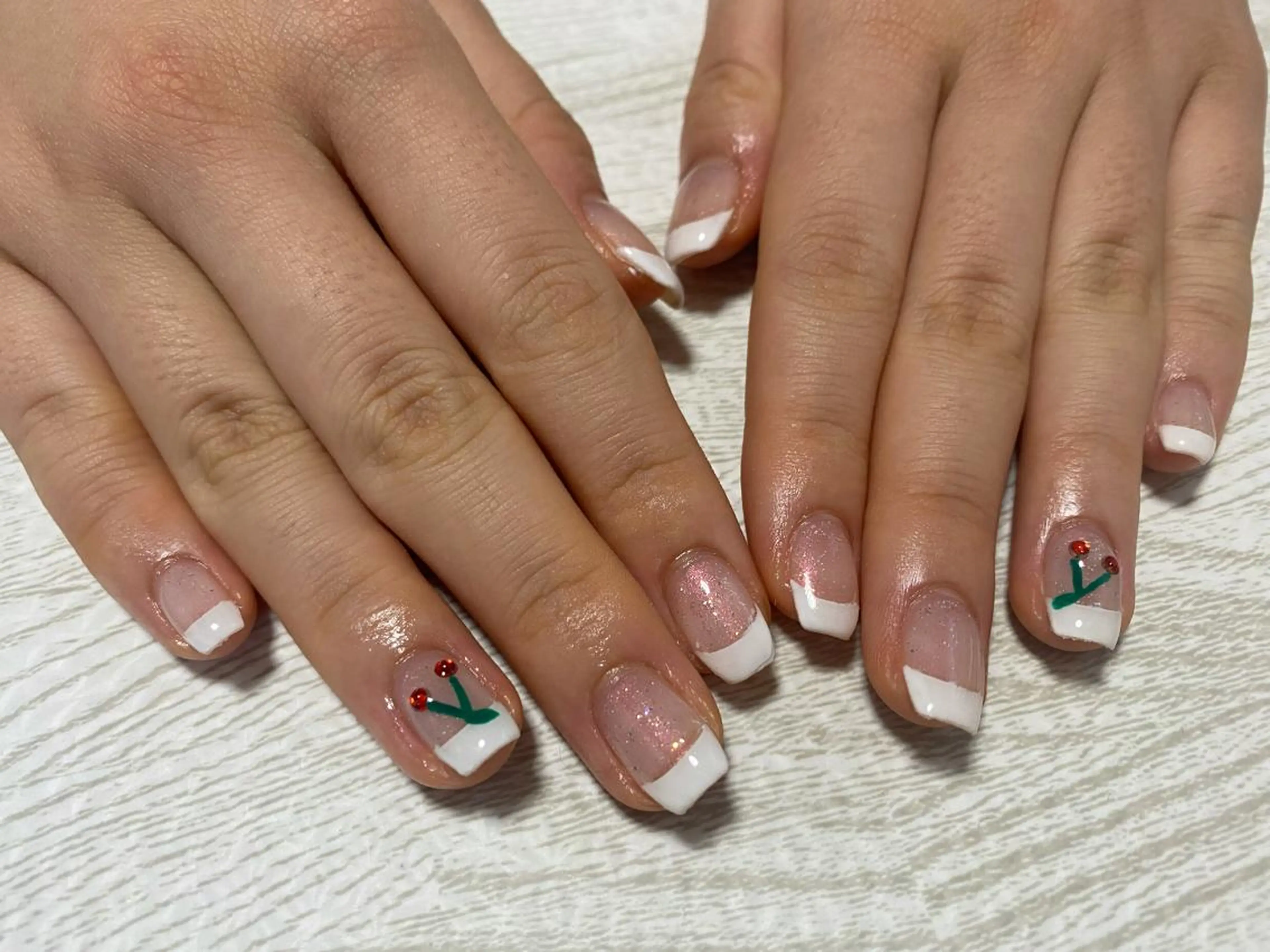 ネイル オーロラネイル フレンチネイル ホワイト ハンドネイル Ulu  Nail 🌱自宅サロンのネイルデザイン