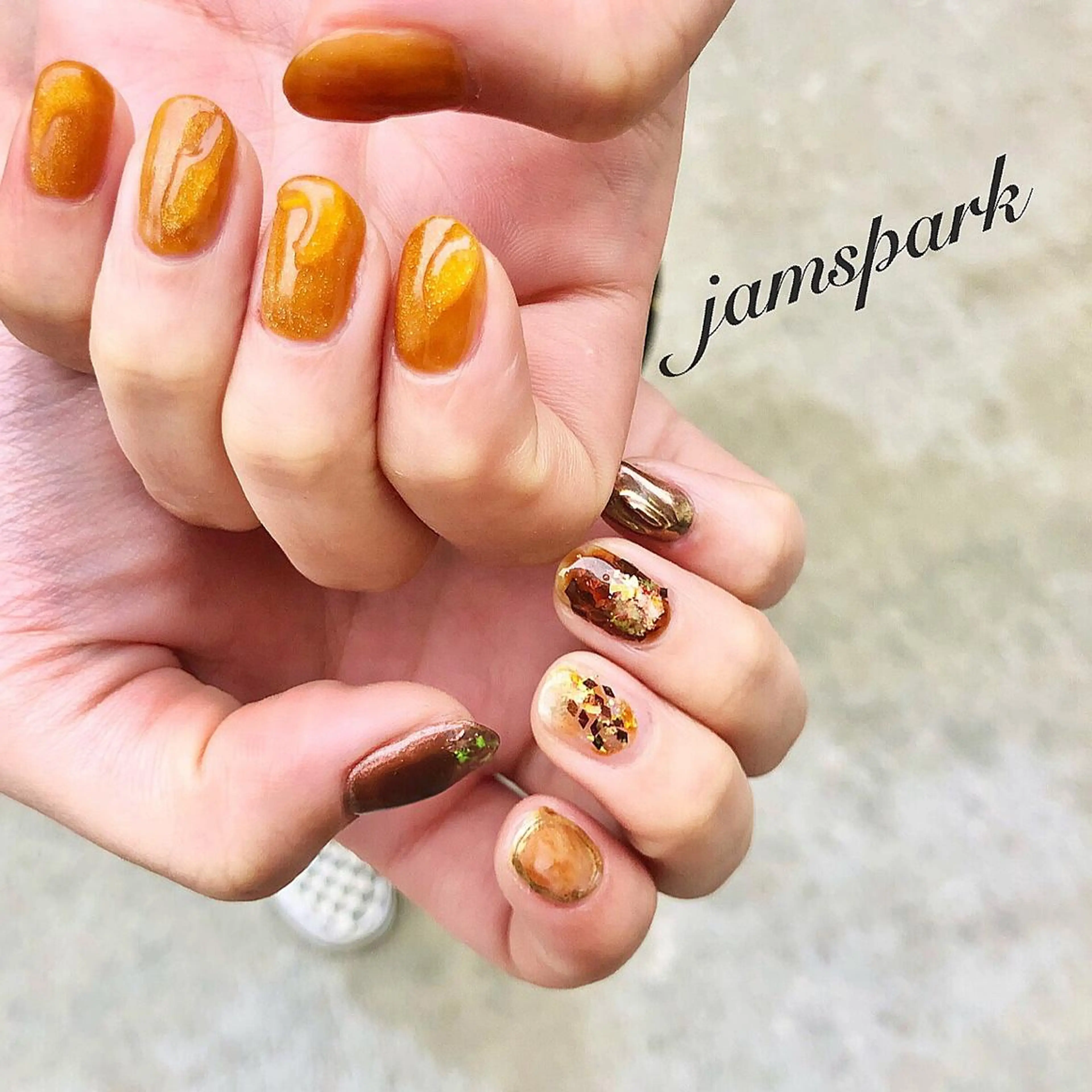 ネイル ブラウン ハロウィン マグネットネイル ニュアンスネイル オレンジ ハンドネイル jamspark ✨のネイルデザイン