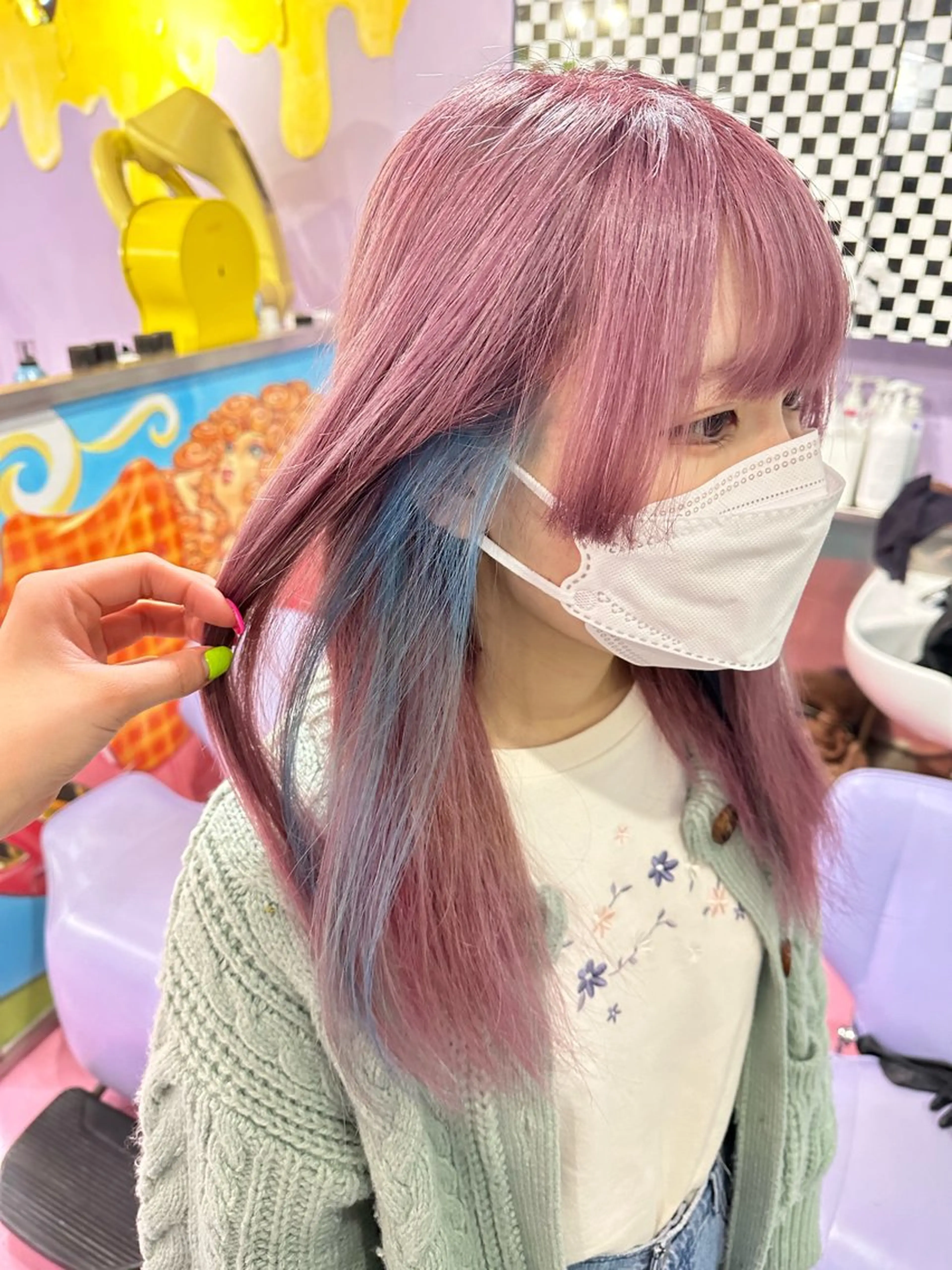 セミロング Hair salon TOMMY所属・♮やっしー♮ 🌈派手髪🌈のヘアスタイル