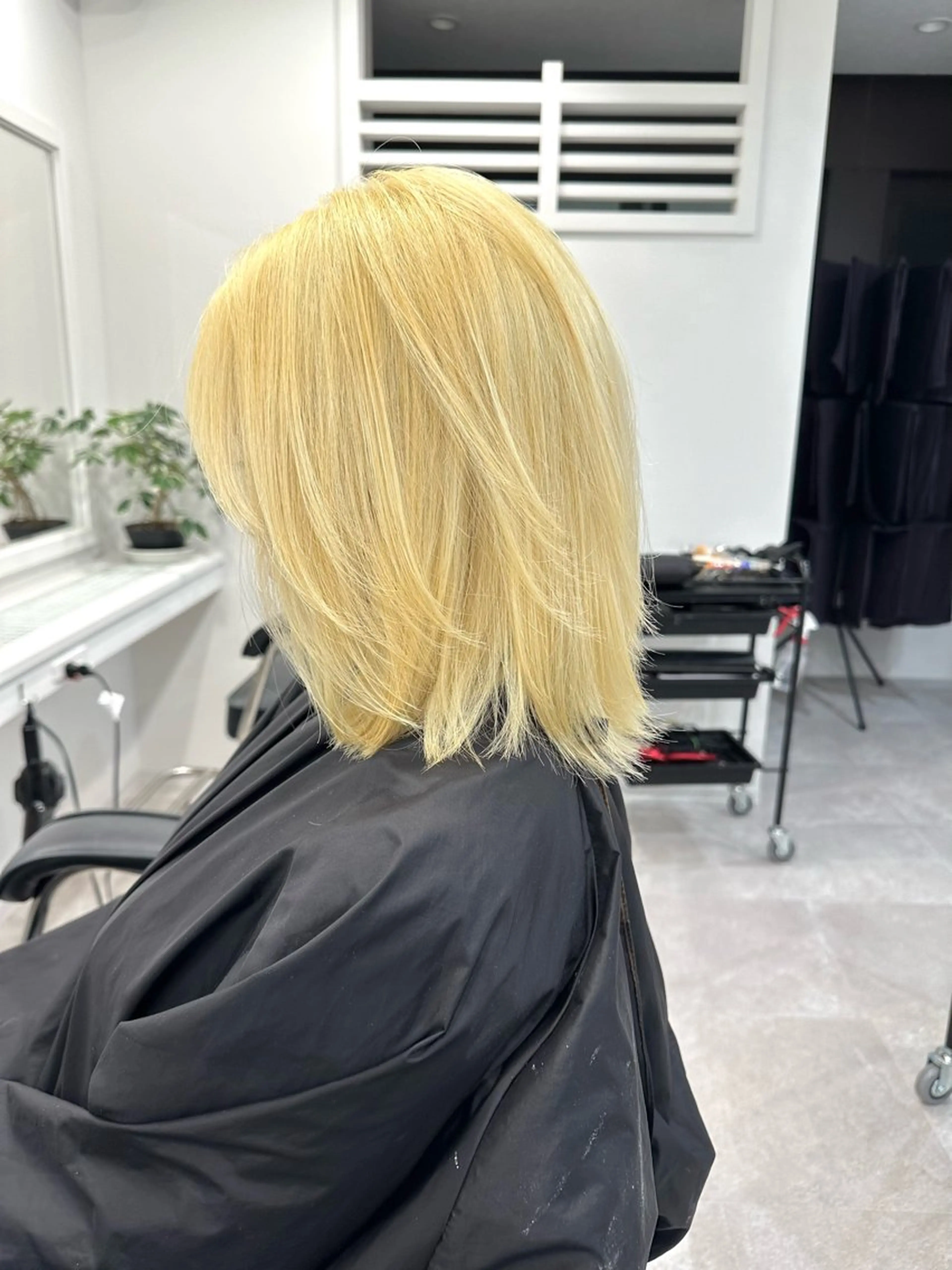 ミディアム カラー ヘアアレンジ ブリーチ 抜きっぱなしブロンド ブロンド SALOWIN京都河原町Suite店所属・外国人風レイヤー/ ハイトーンSHUのヘアスタイル
