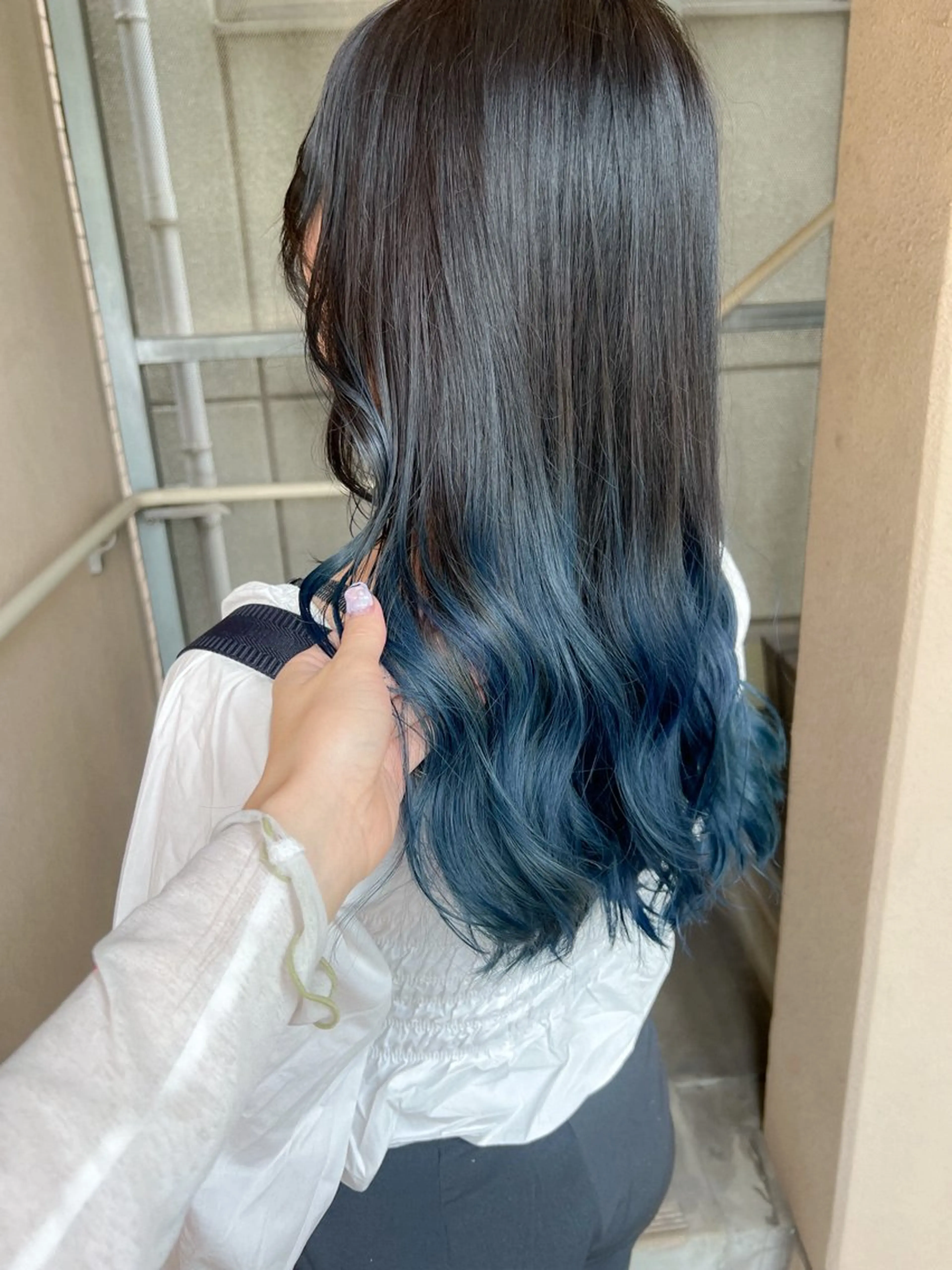 セミロング カラー ブルーカラー グラデーションカラー ヘアカラー カラーパティシエ facce🌼ikoのヘアスタイル