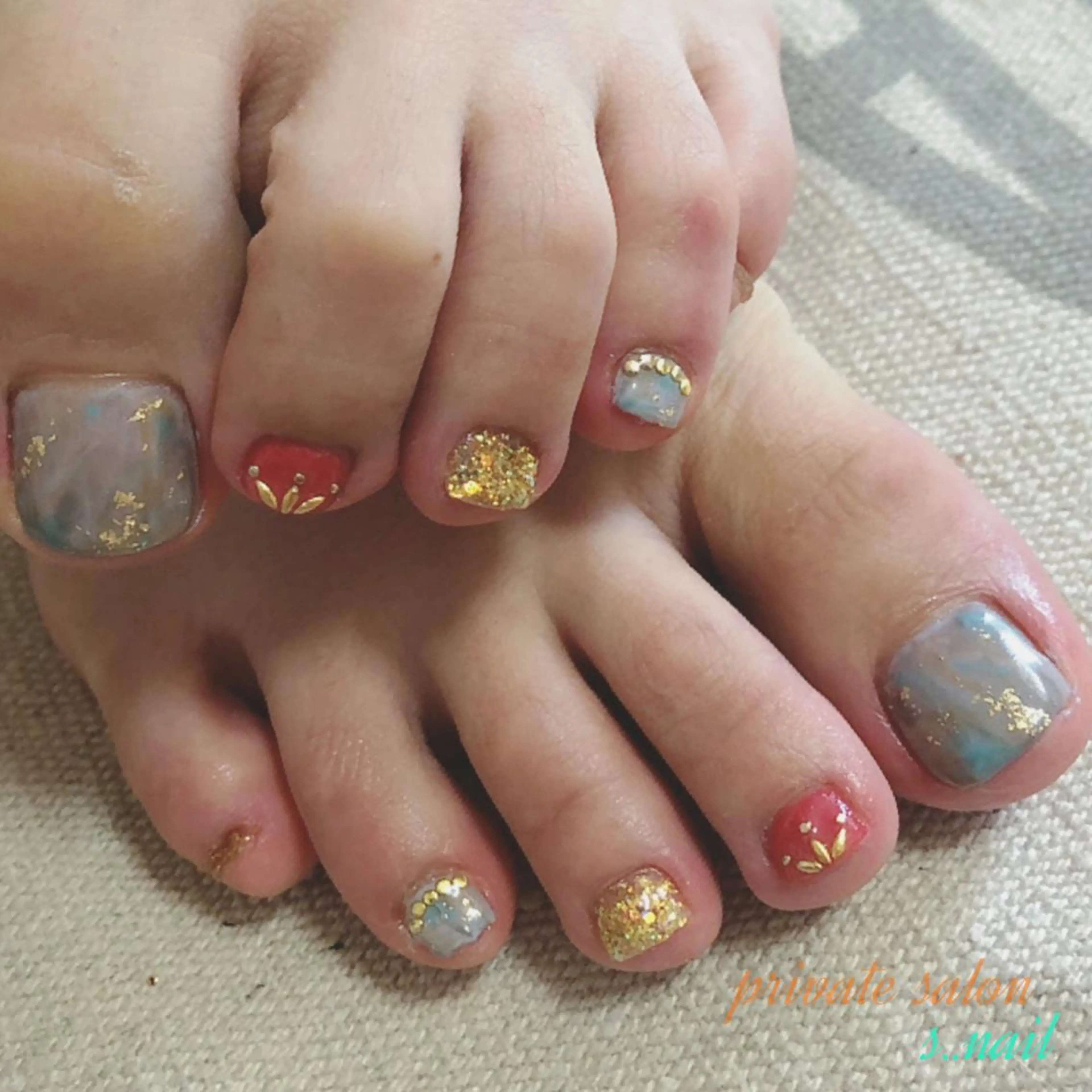 ネイル フットネイル 持ち込み 赤色 ハンドネイル フットネイル s..nail / MORITAのネイルデザイン