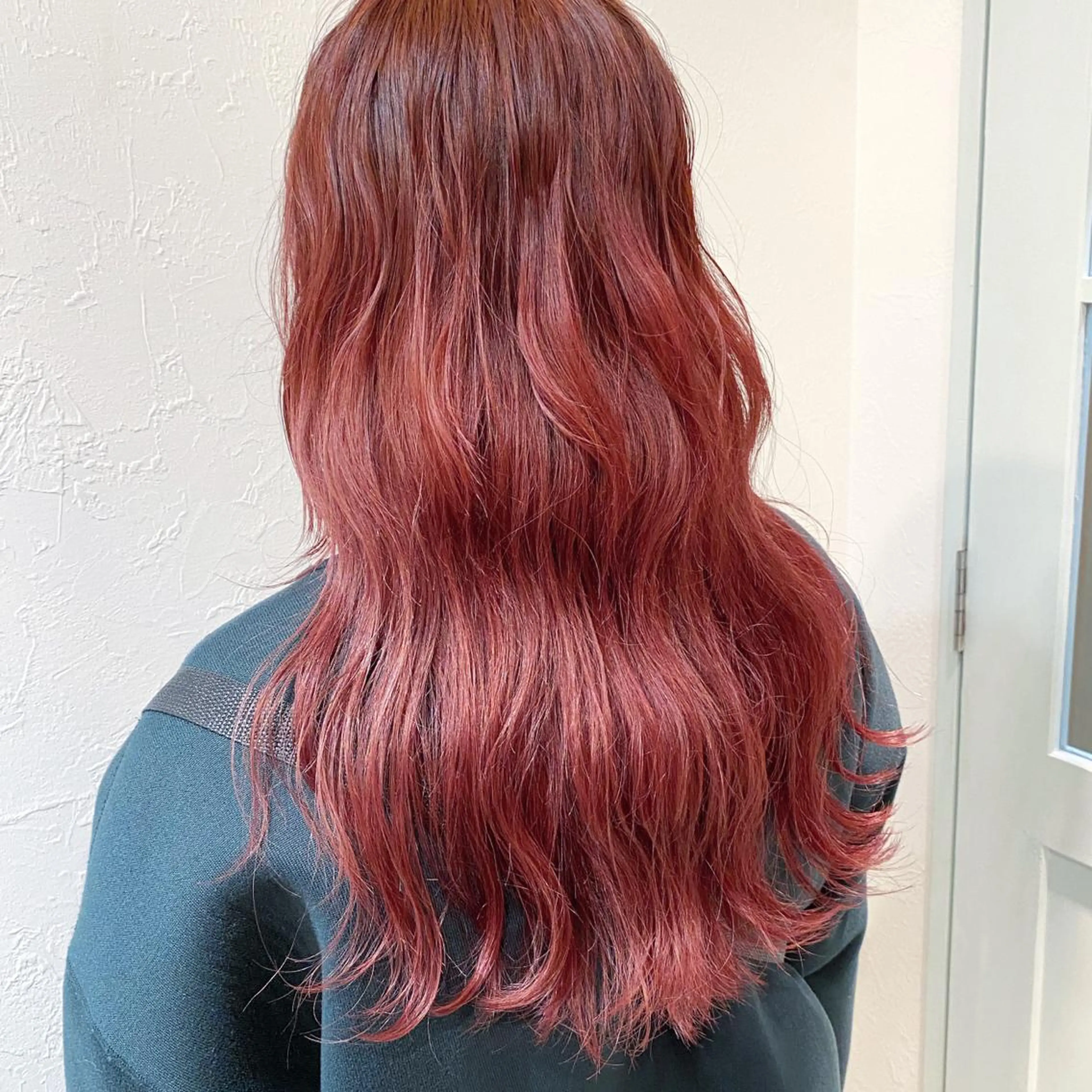 ロング ブリーチなしカラー レイヤーカットのヘアスタイル
