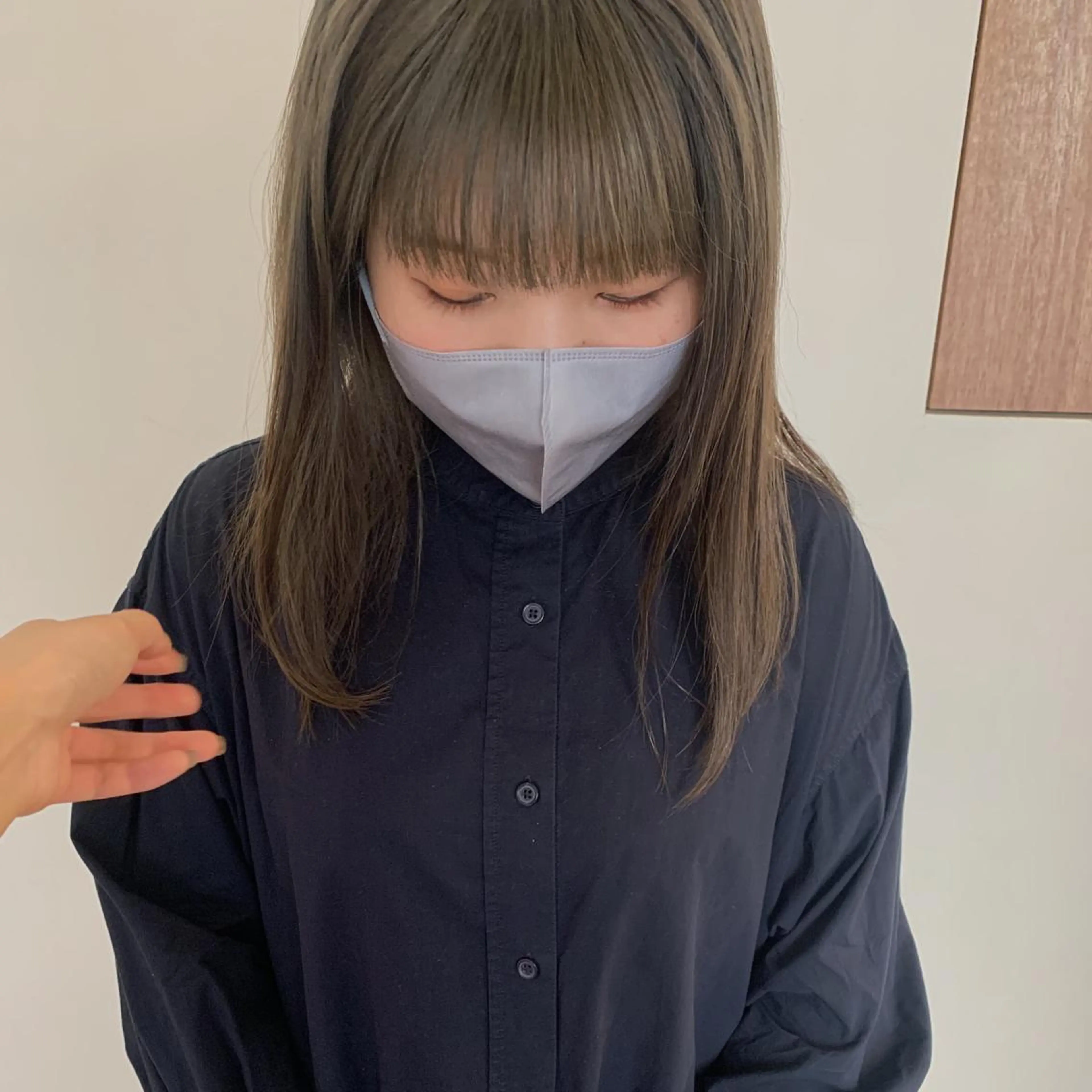 セミロング カラー ベージュカラー ブリーチ オリーブベージュ カット ヘアカラー yupi🐈‍⬛ レイヤー/パーマのヘアスタイル