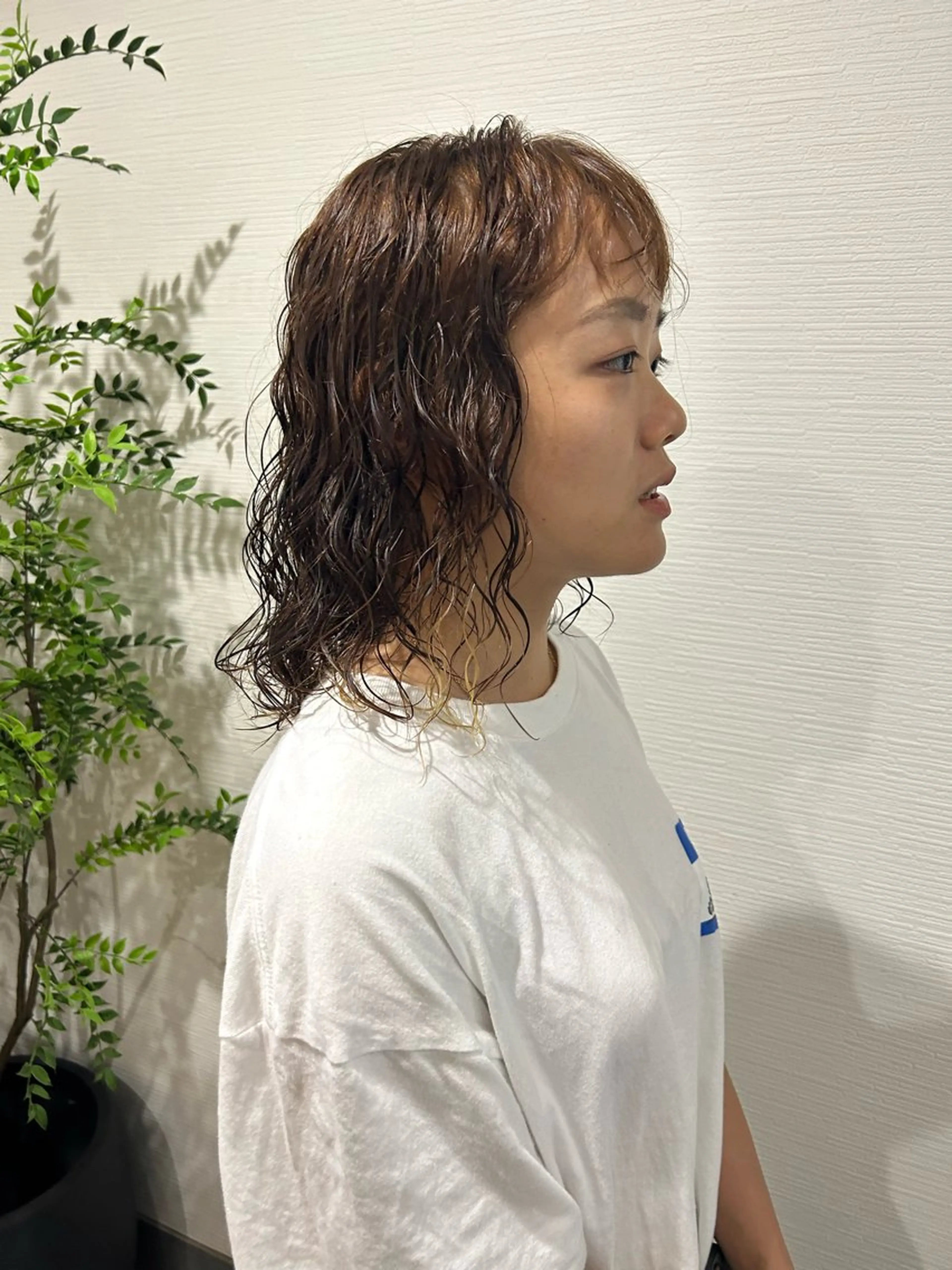 ミディアム カット パーマ en⁺　trust所属・山口 麗音のヘアスタイル