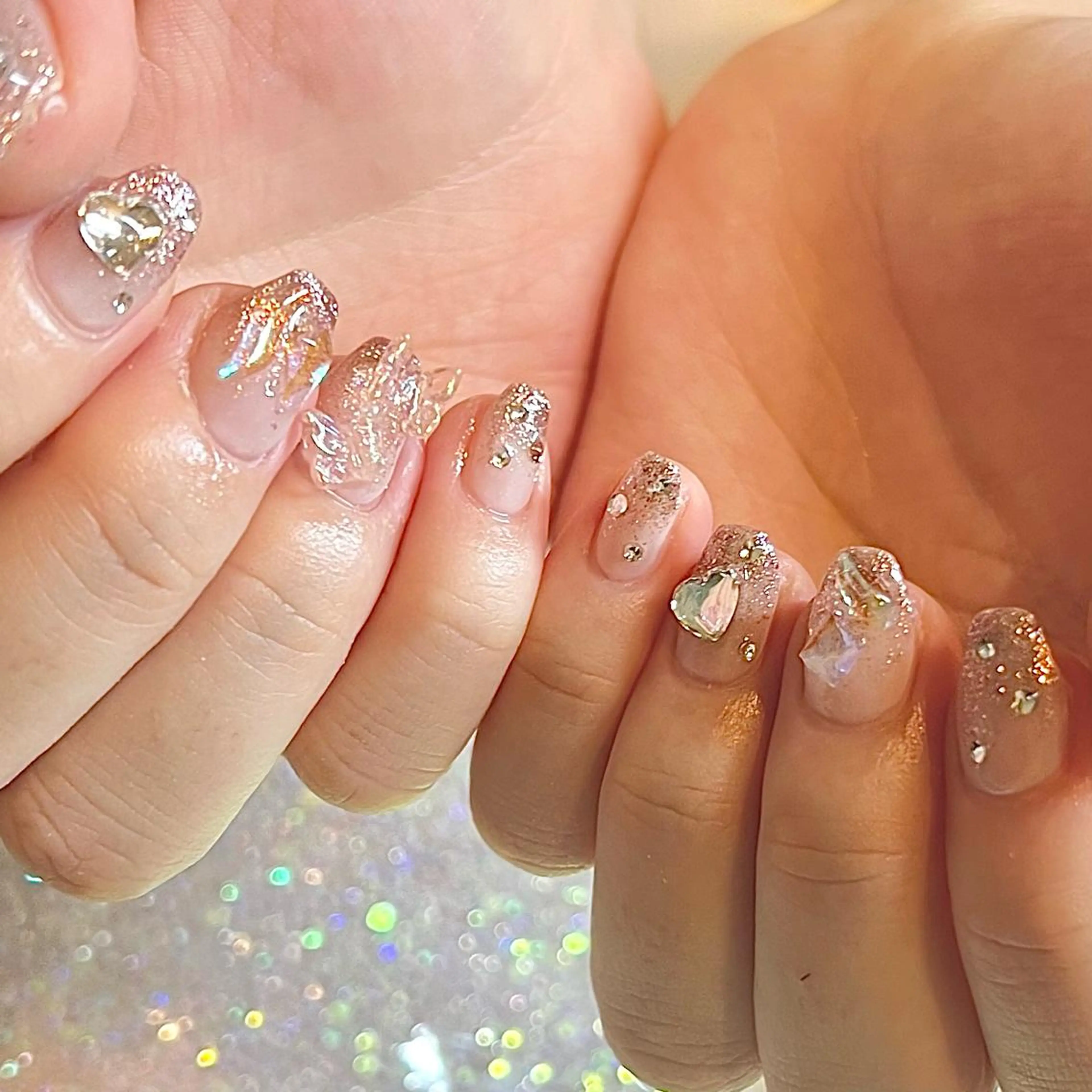 ショート ネイル オーロラネイル ストーンネイル ハンドネイル H🌺 NAILのネイルデザイン