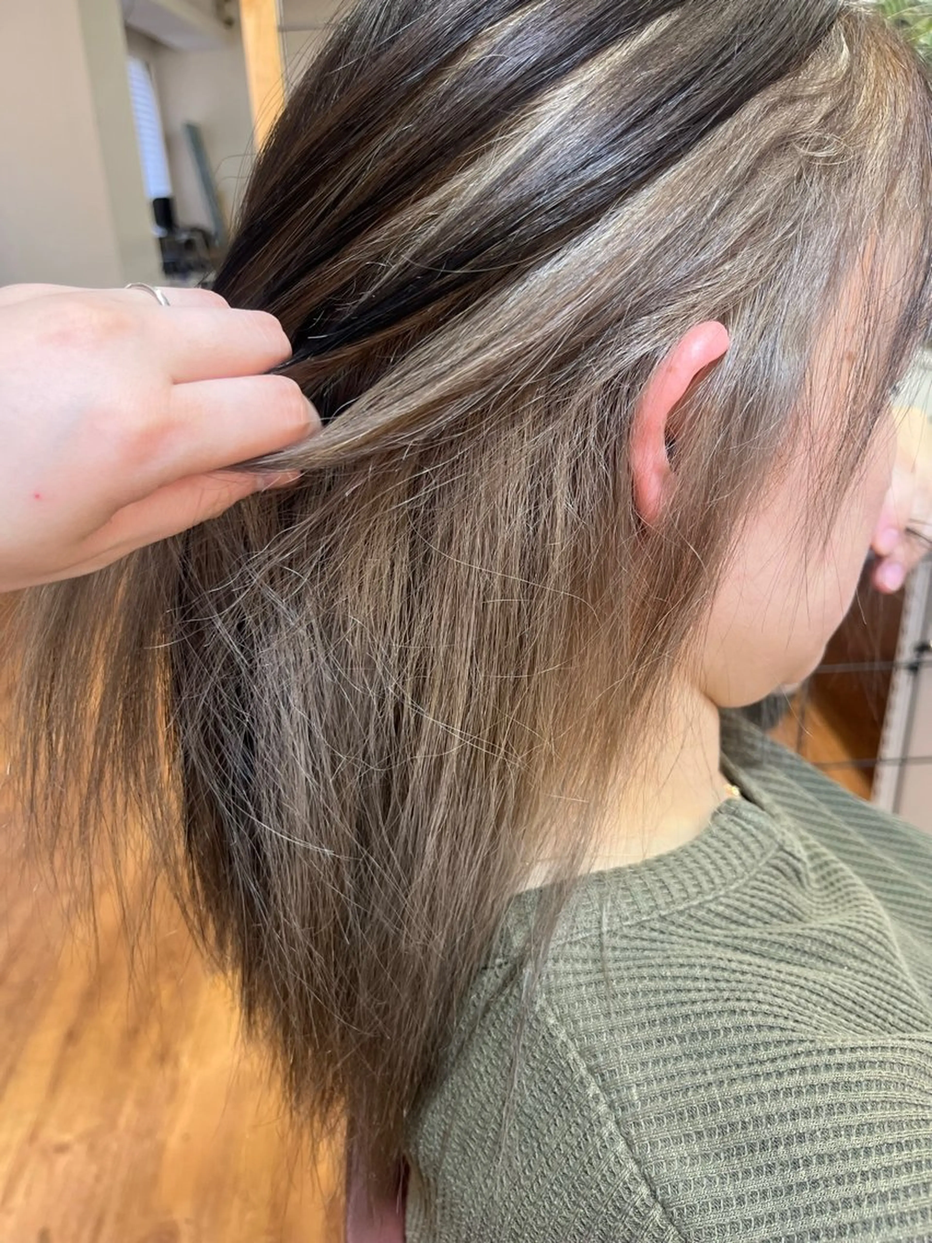 セミロング カラー 腰越 麻奈のヘアスタイル