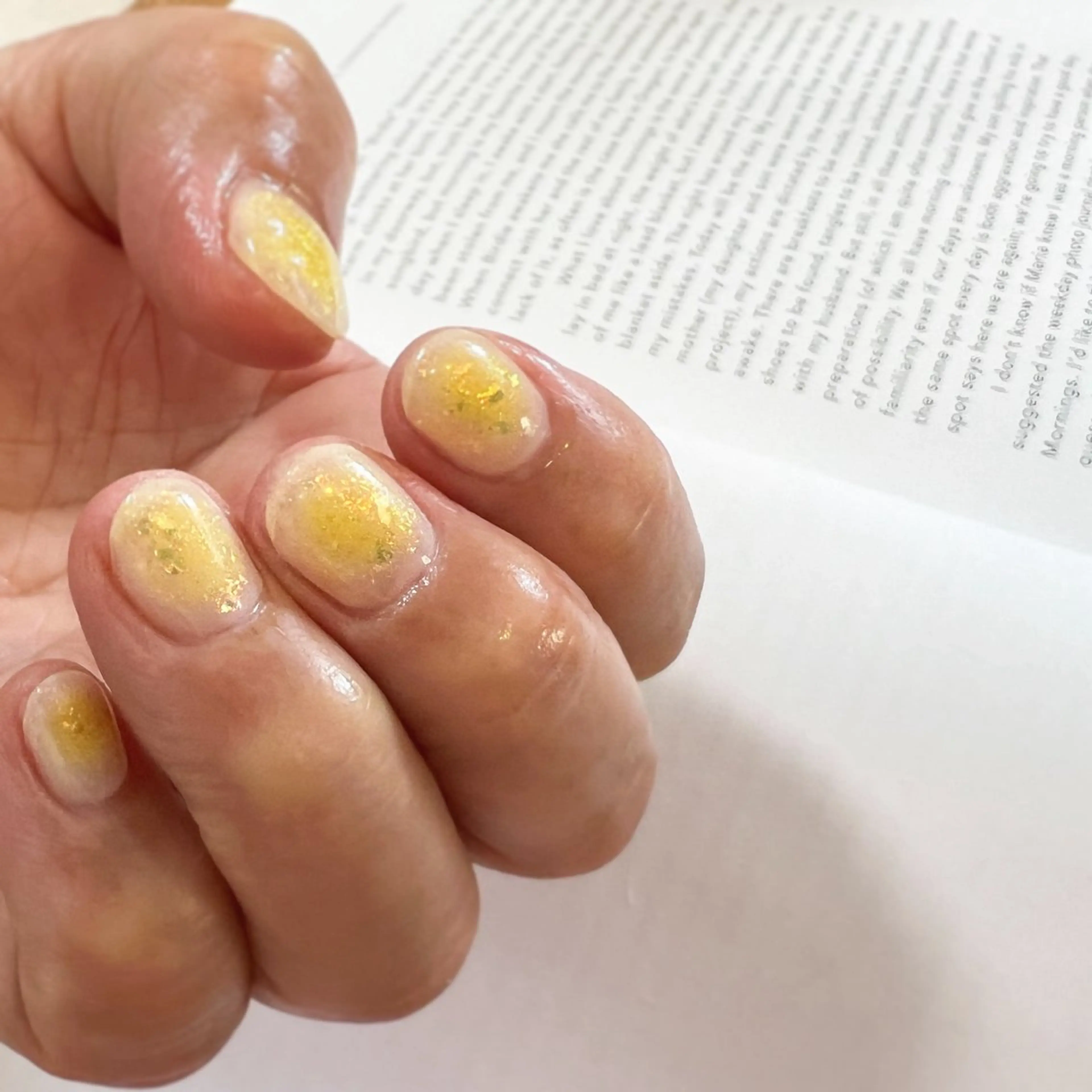 ネイル オーロラネイル チークネイル シンプルネイル 冬ネイル 黄色 ハンドネイル pointillé .ayaのネイルデザイン