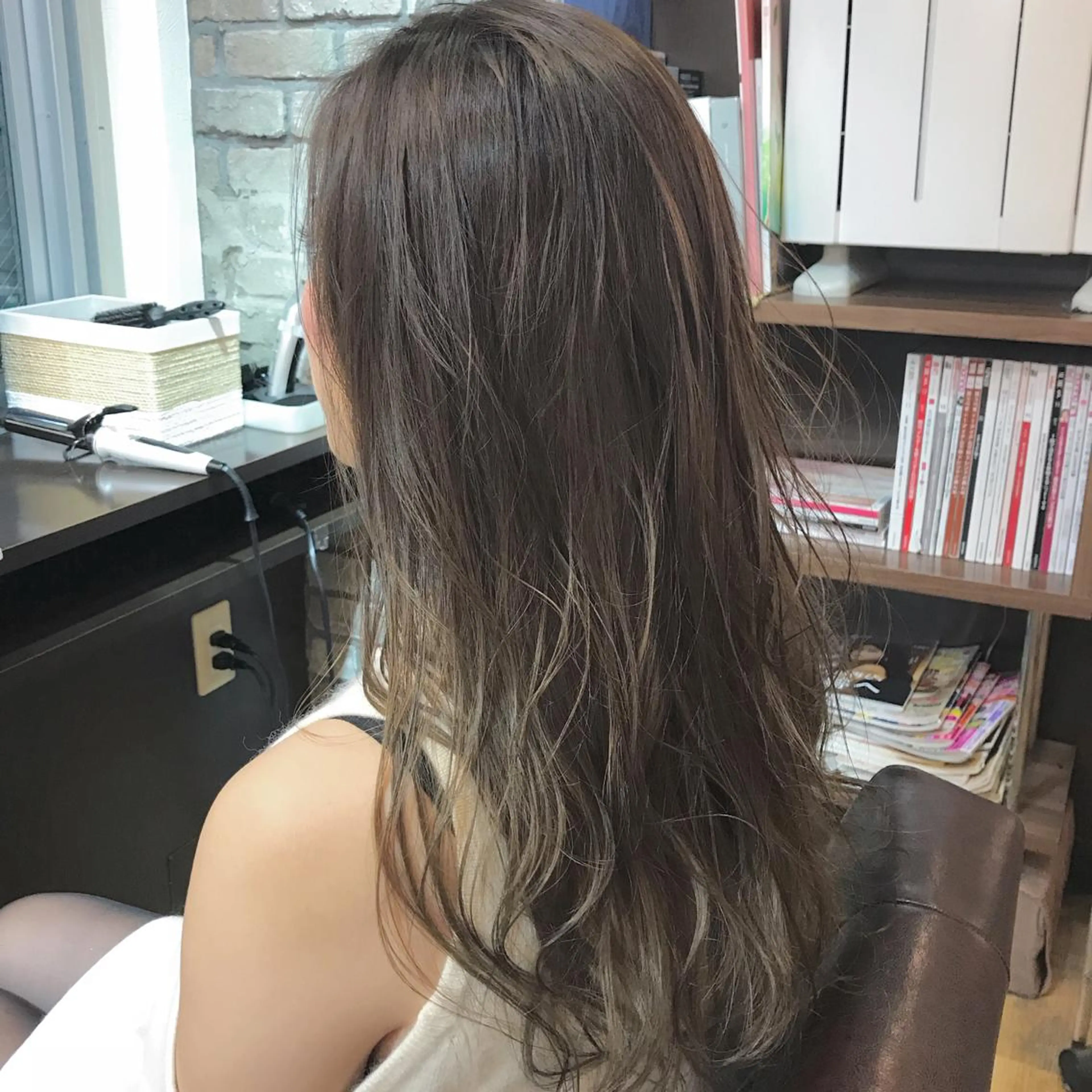 セミロング カラー グラデーションカラー ハイライトカラー ハイライト cocoru所属・＊横浜駅＊ 金子 誠也のヘアスタイル