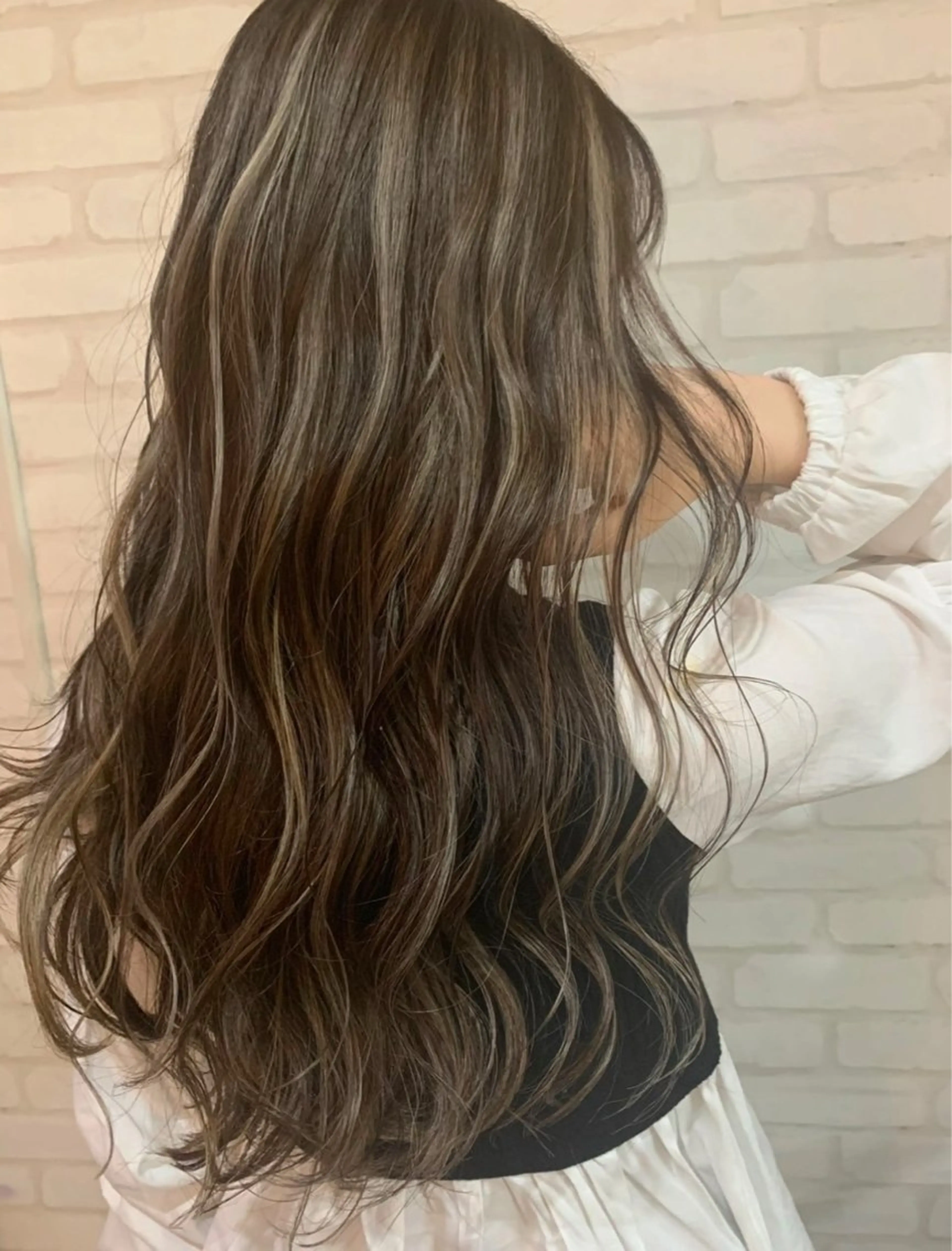 ロング coco terrace所属・海外風ハイライト CHIHIROのヘアスタイル