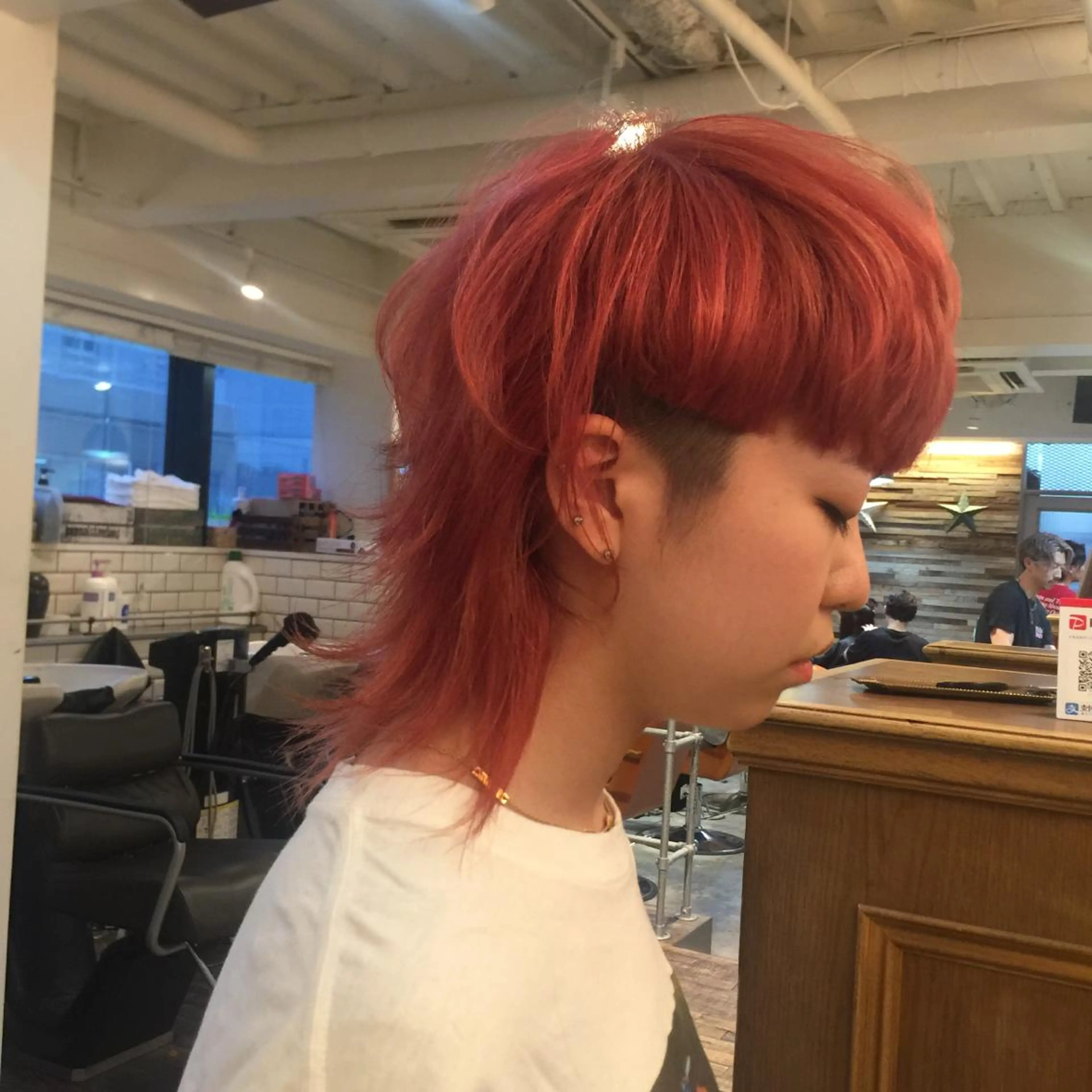 ミディアム カラー ピンクカラー ウルフカット ホワイト&レイヤーカ ットエクステ長畠俊輔のヘアスタイル