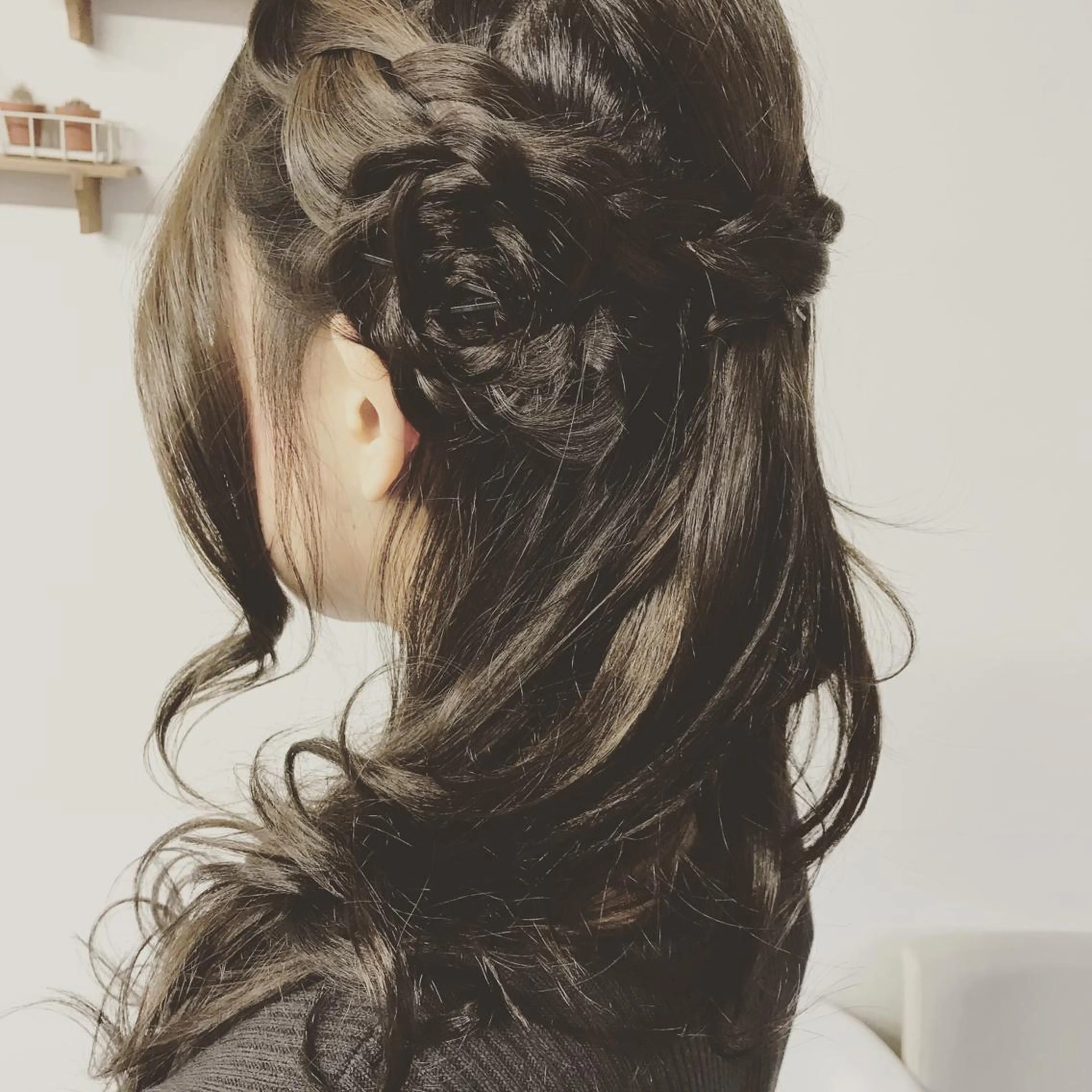 セミロング ヘアアレンジ 三つ編み デート 髪飾り newi赤羽 ✂️KEN✂️のヘアスタイル