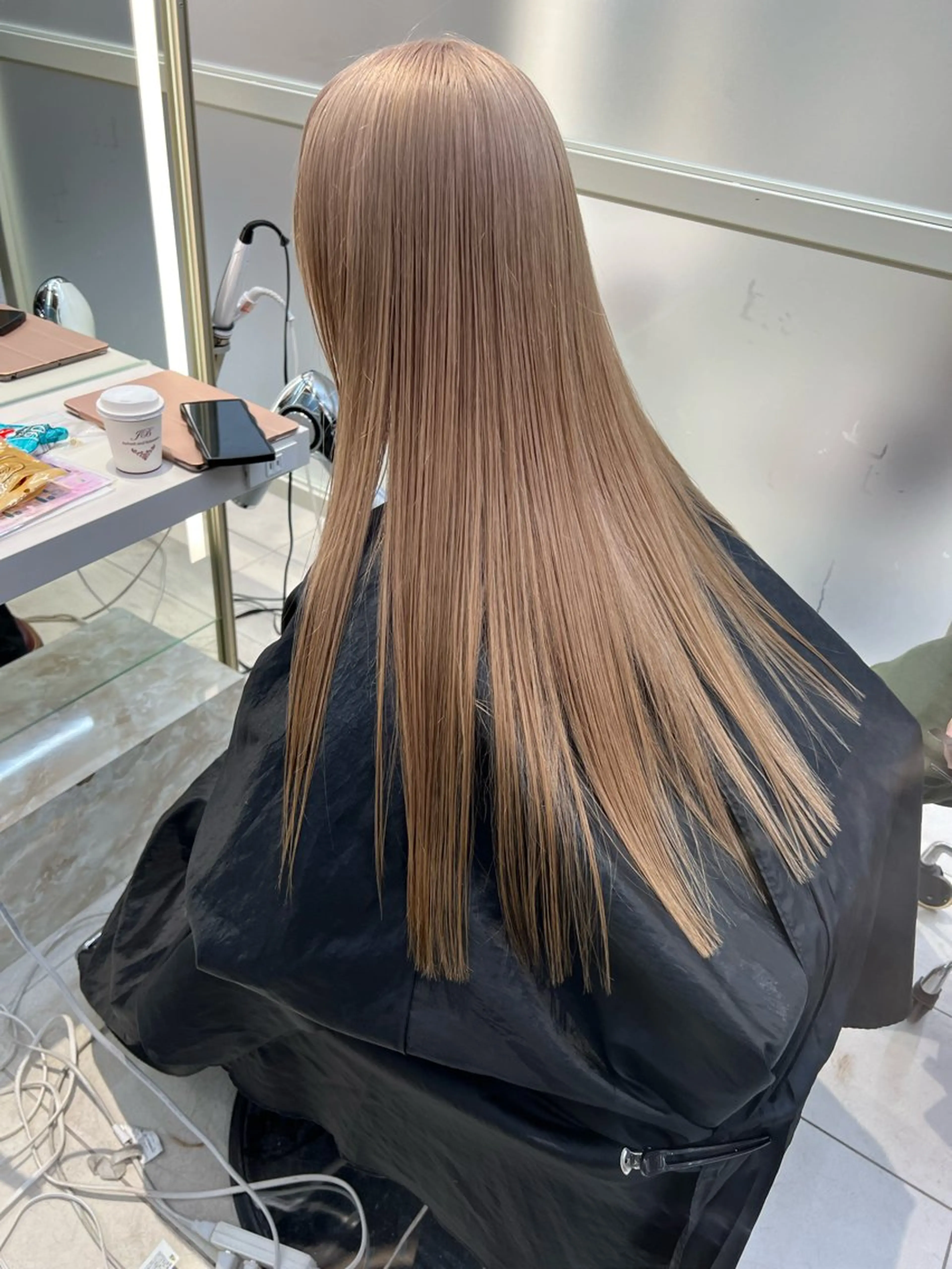 セミロング カラー アッシュ アッシュブラウン ブリーチ ブラウンカラー ケアブリーチ ヘアカラー トリートメント ヘアセット ニュアンスレイヤー ハイトーンカラーのヘアスタイル