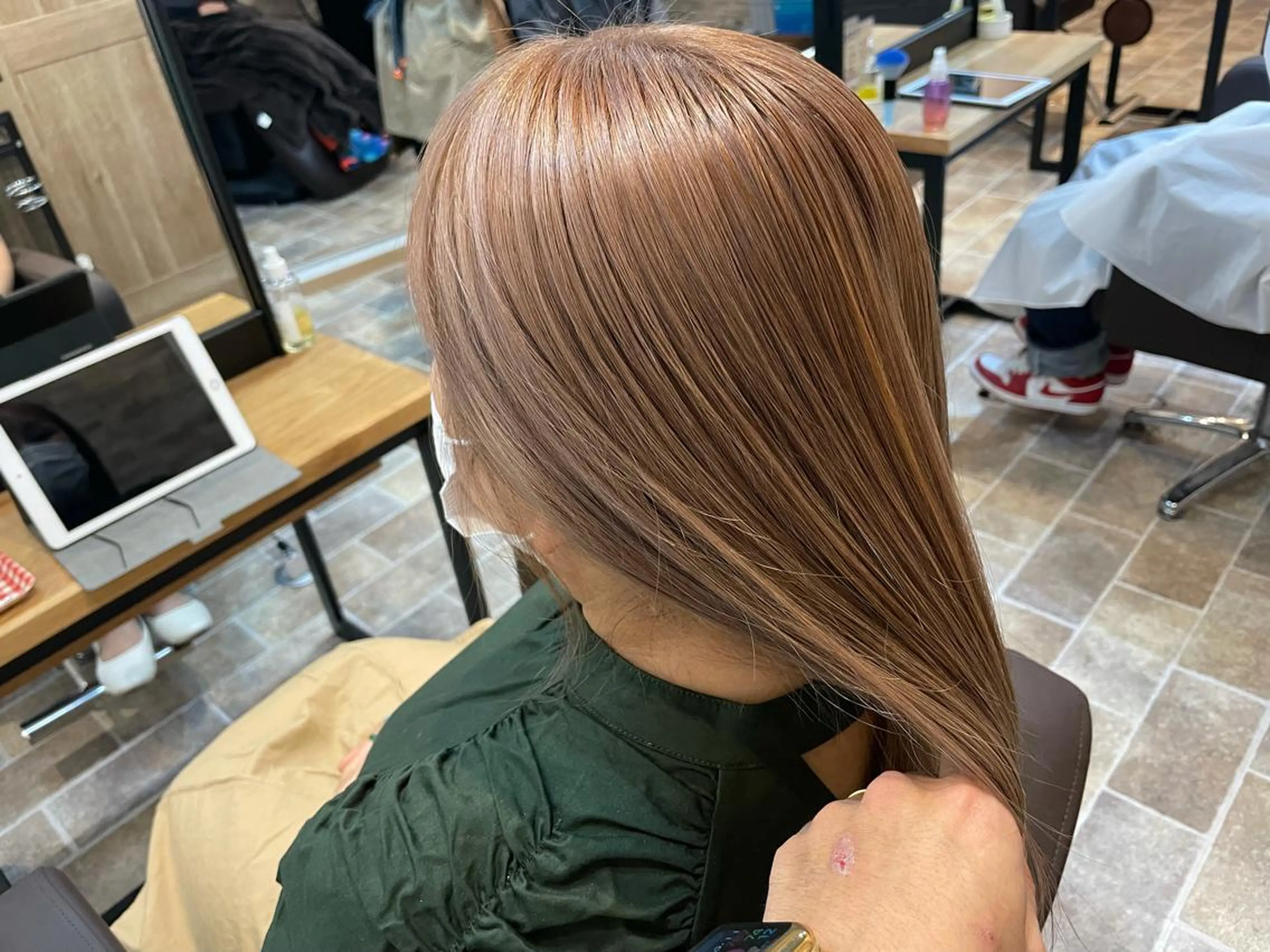 セミロング SALOWIN心斎橋Suite店所属・ブリーチ毛にもできる 縮毛矯正|鷹司郎のヘアスタイル