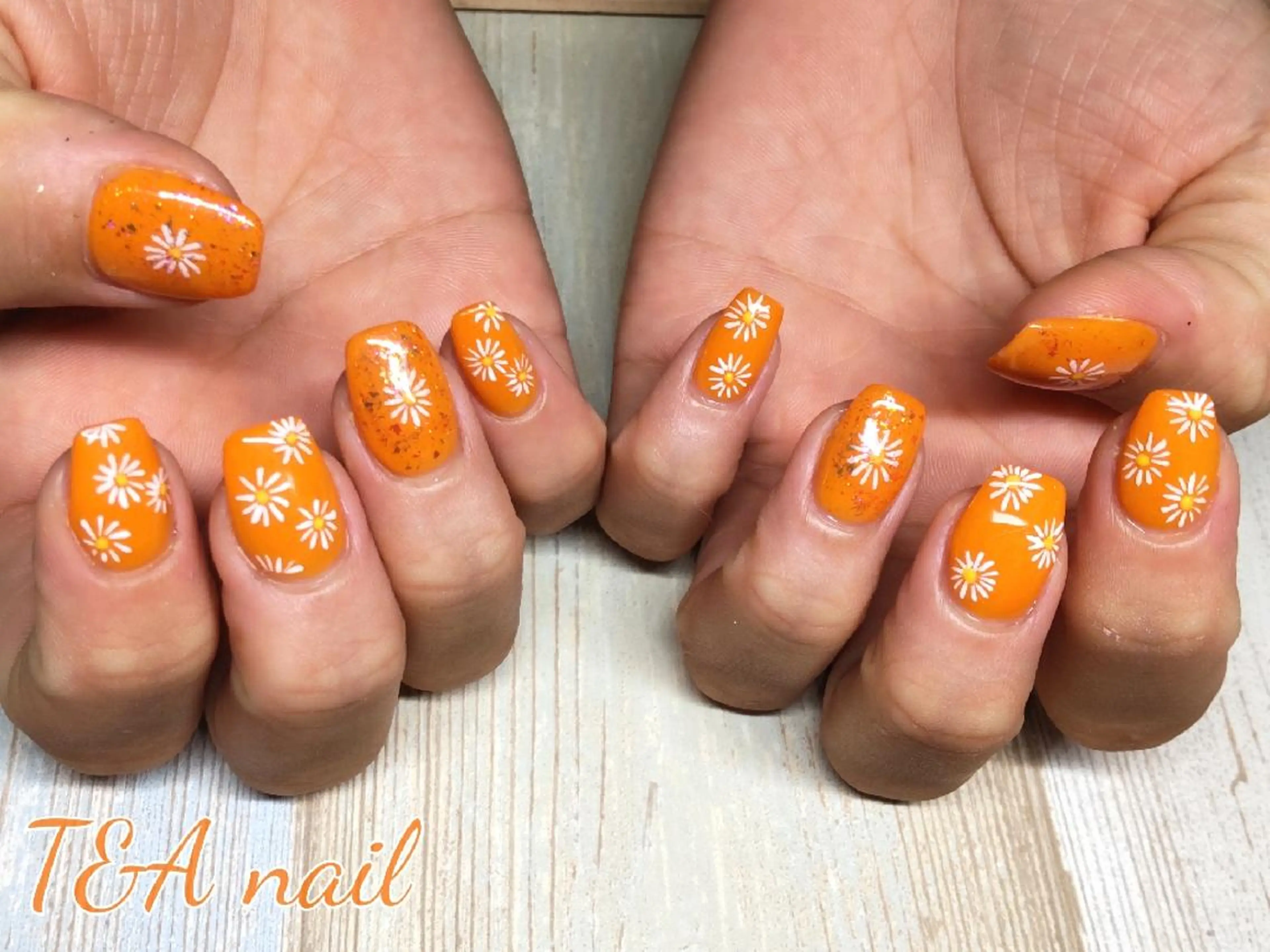 ミディアム ネイル 長さ出し フラワーネイル ジェルネイル ニュアンスネイル オレンジ ハンドネイル T&A nailのネイルデザイン