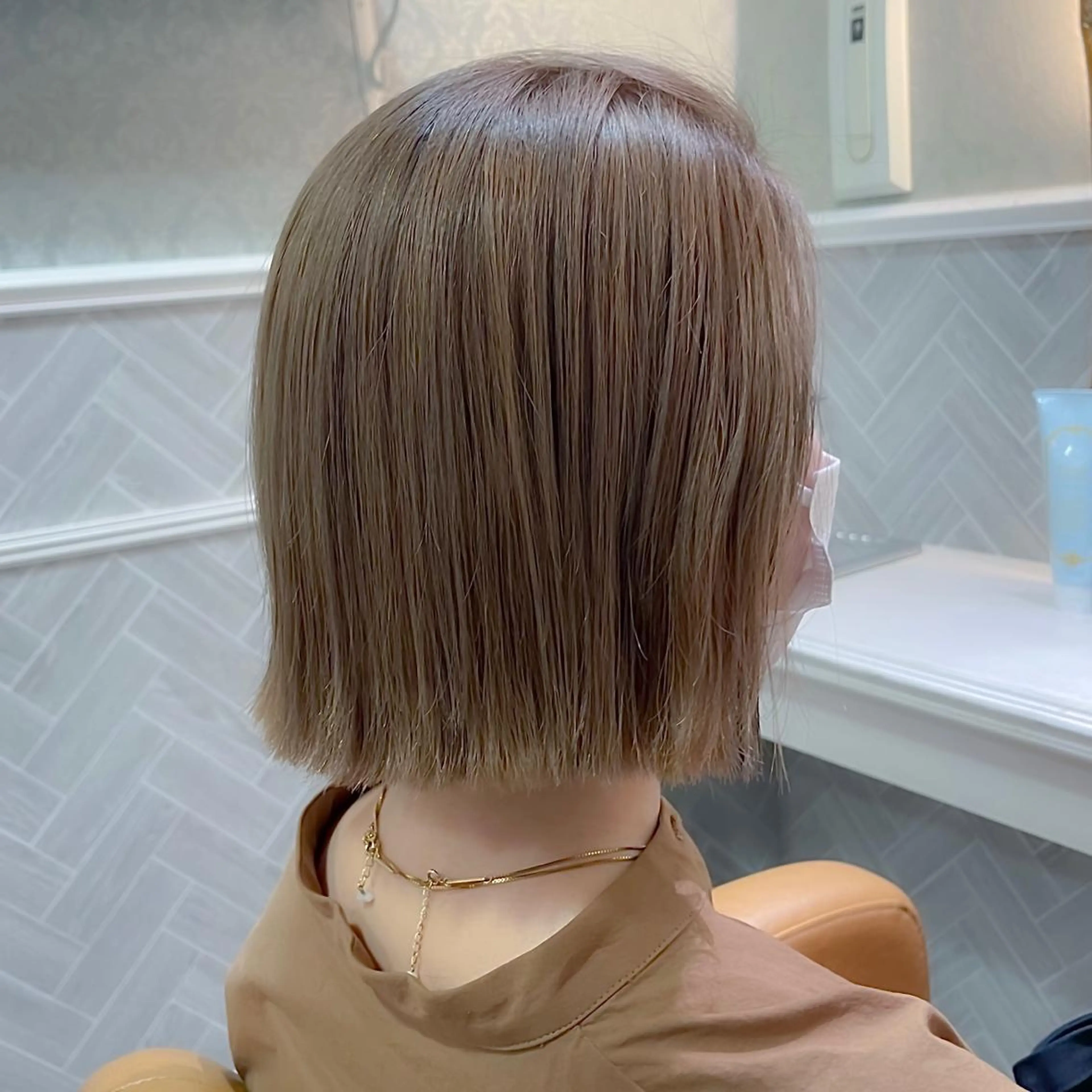 ショート カラー ヘアアレンジ マツエク・マツパ ベージュカラー ミルクティーベージュ ボブ 佐々木 シホミのヘアスタイル