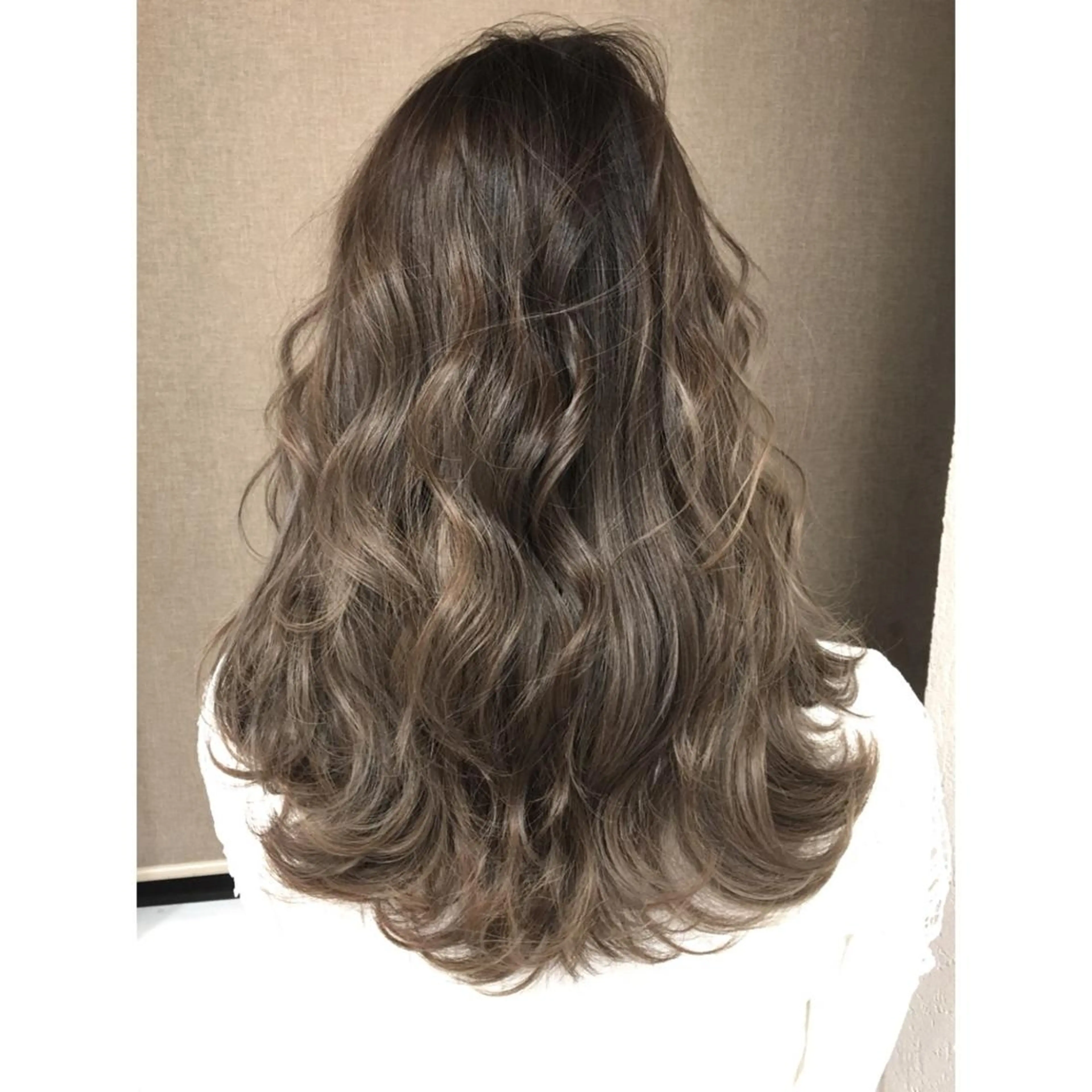 セミロング カラー ハイライトカラー 3Dハイライト ハイライト ヘアカラー トリートメント 井上 一平のヘアスタイル