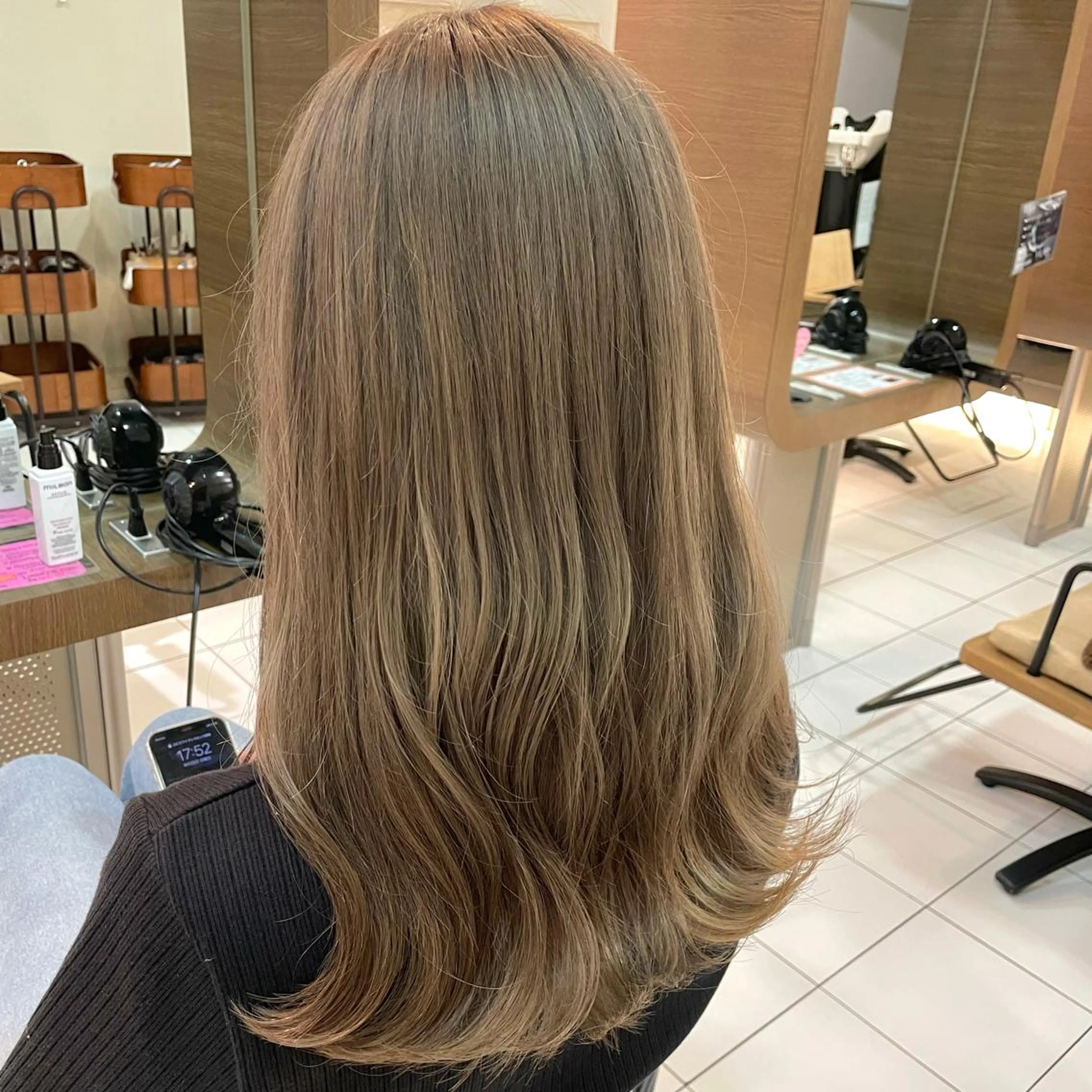 ロング カラー ベージュカラー ブリーチ ミルクティーベージュ 透明感カラー/ 寺田千雅子のヘアスタイル