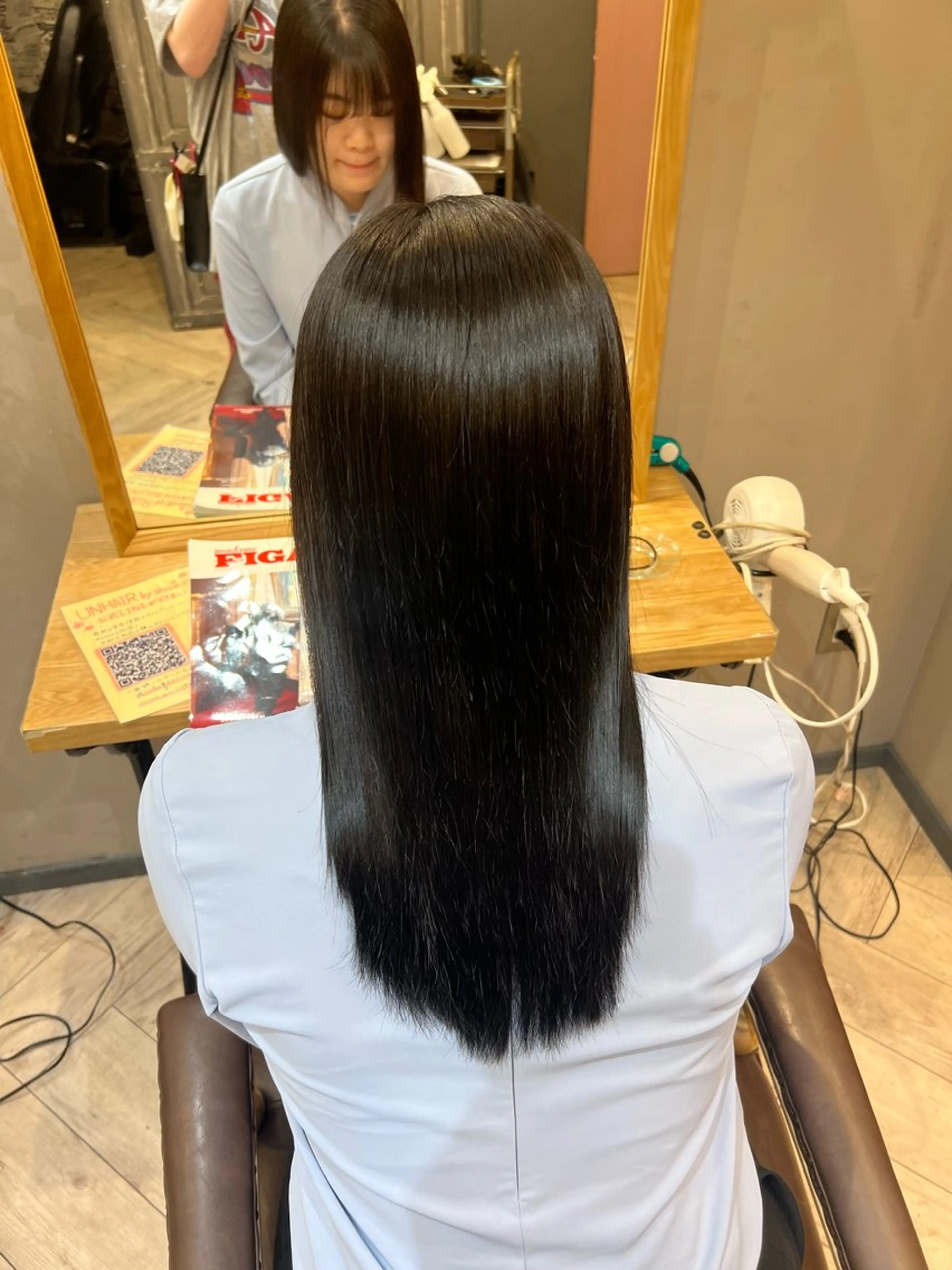 セミロング カラー 黒髪 ネイビーカラー 魚谷 綾渚のヘアスタイル