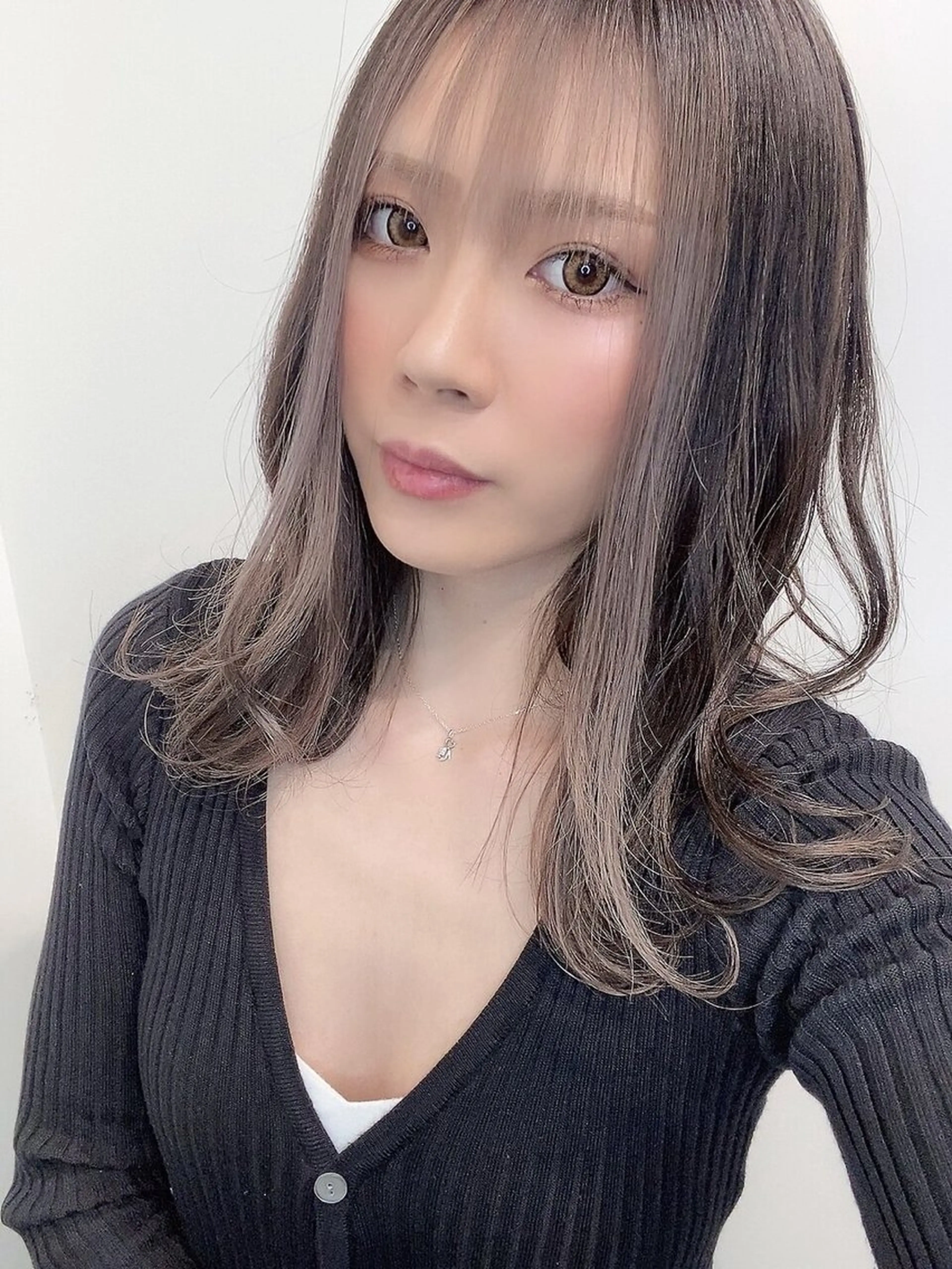 セミロング カラー ヘアアレンジ キッズ ヘアカラー 西口徒歩20秒　寒色 カラーミディアムヘアのヘアスタイル