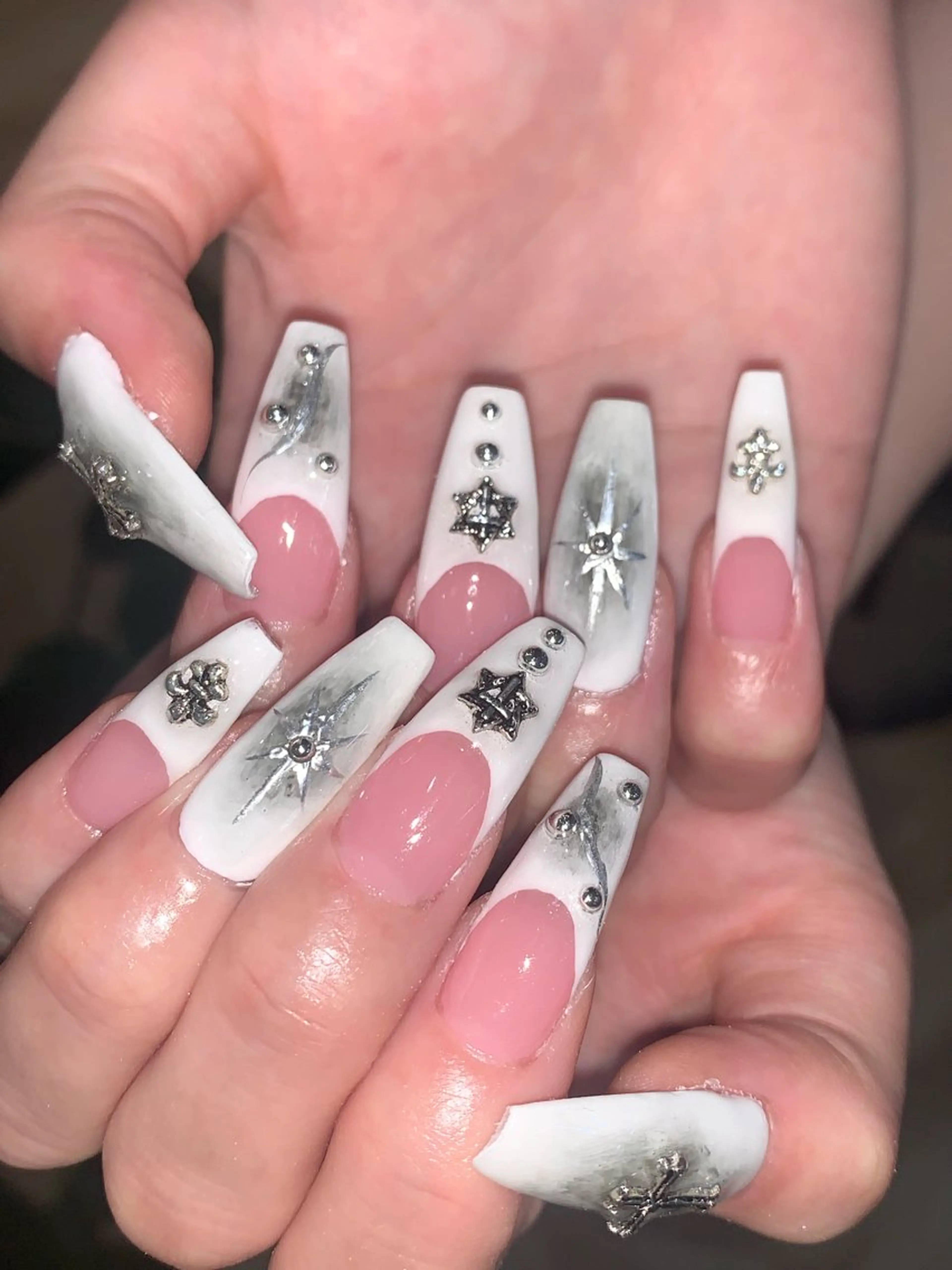 ネイル ハンドネイル NES NAIL所属・さゆり￤推しキャラ ￤ロングネイル🩷のネイルデザイン