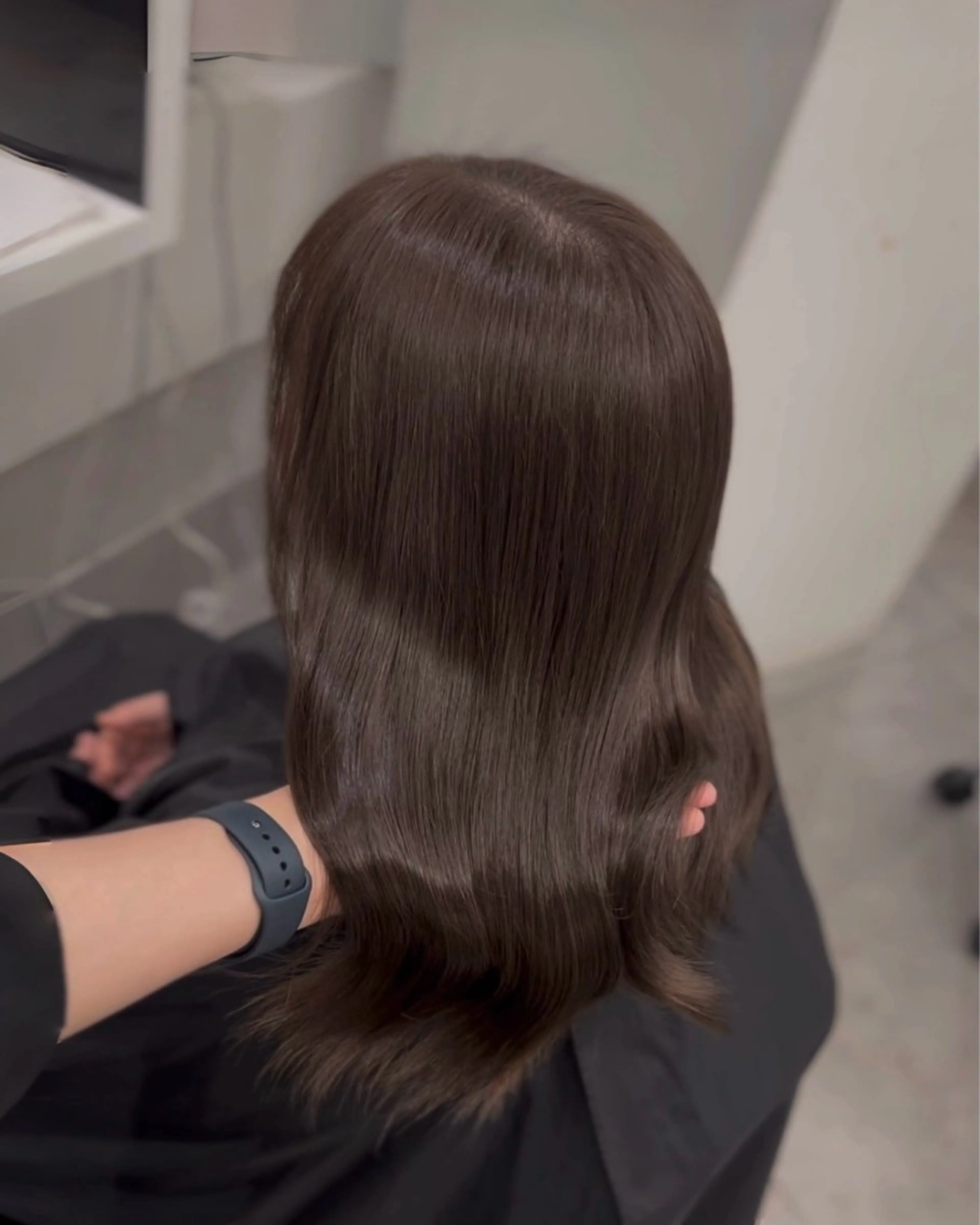 セミロング カラー パーマ アッシュ アッシュグレー アッシュグレージュ ベージュカラー ブリーチ カット ヘアカラー トリートメント ブリーチなし/ ベージュ/akiraのヘアスタイル