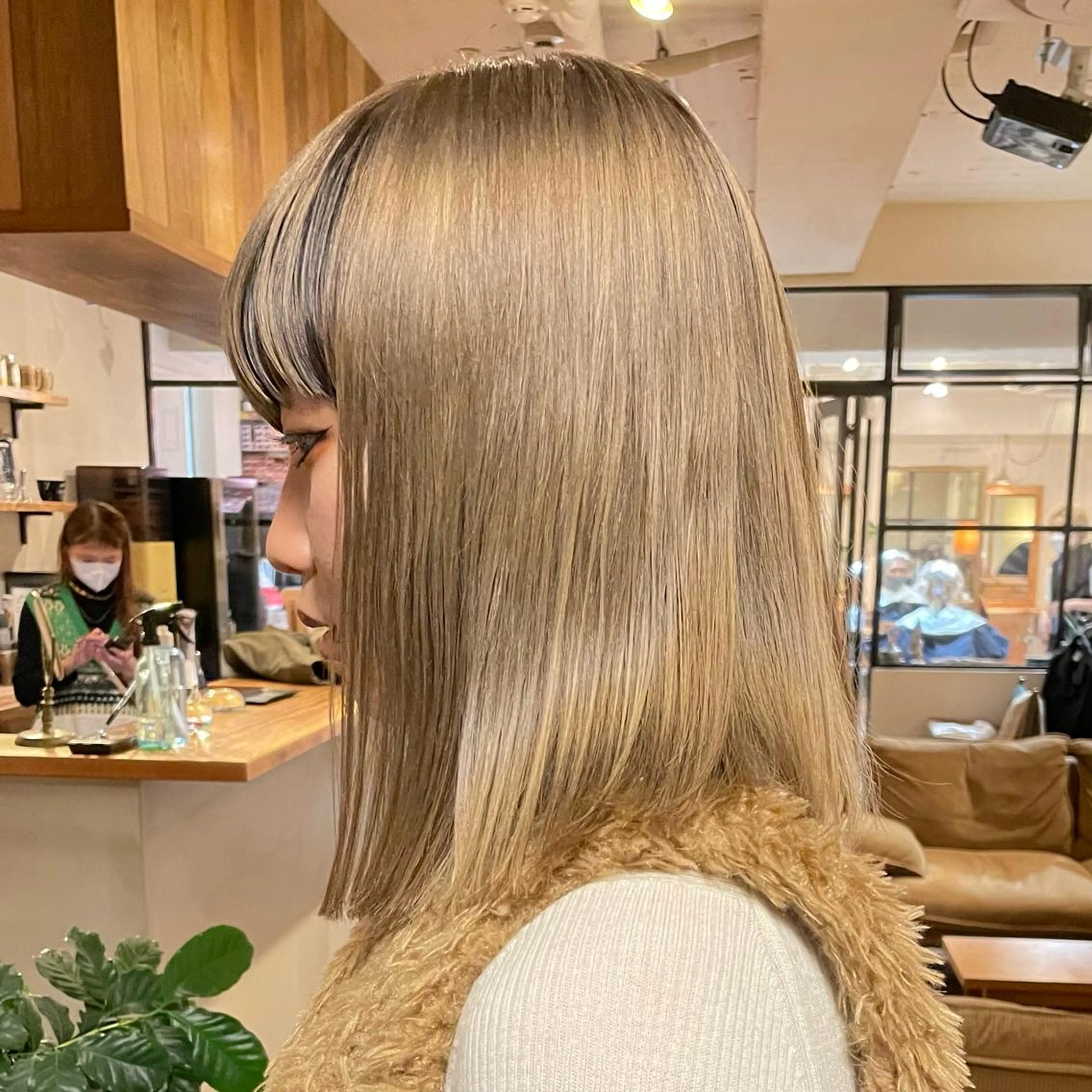 ショート カラー ベージュカラー ブリーチ ダブルカラー ヘアカラー ファッションに 溶け込むstyleのヘアスタイル