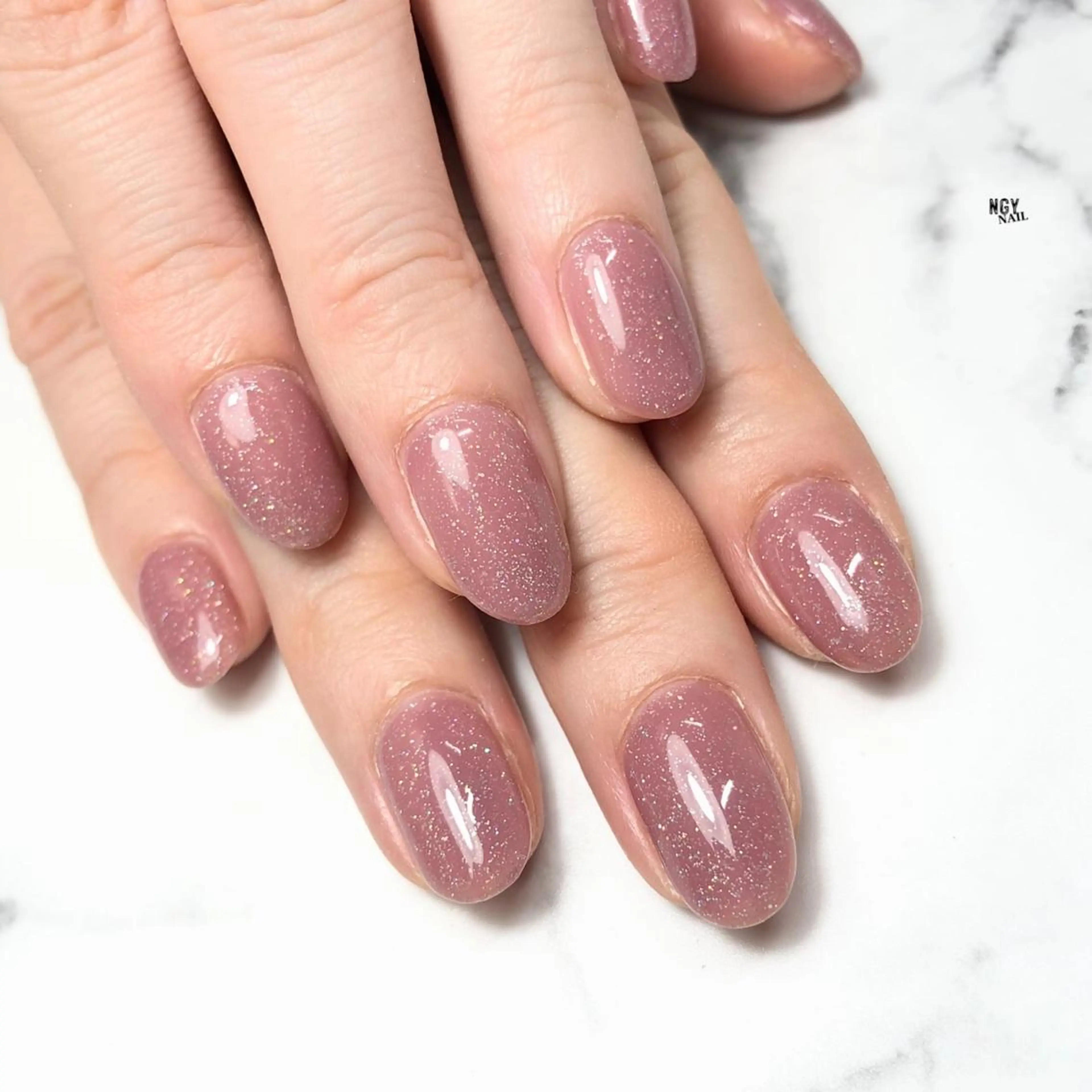 ネイル ラメ(グリッター) オフィスネイル ワンカラーネイル ピンク 春ネイル ハンドネイル NAIL NOWのネイルデザイン