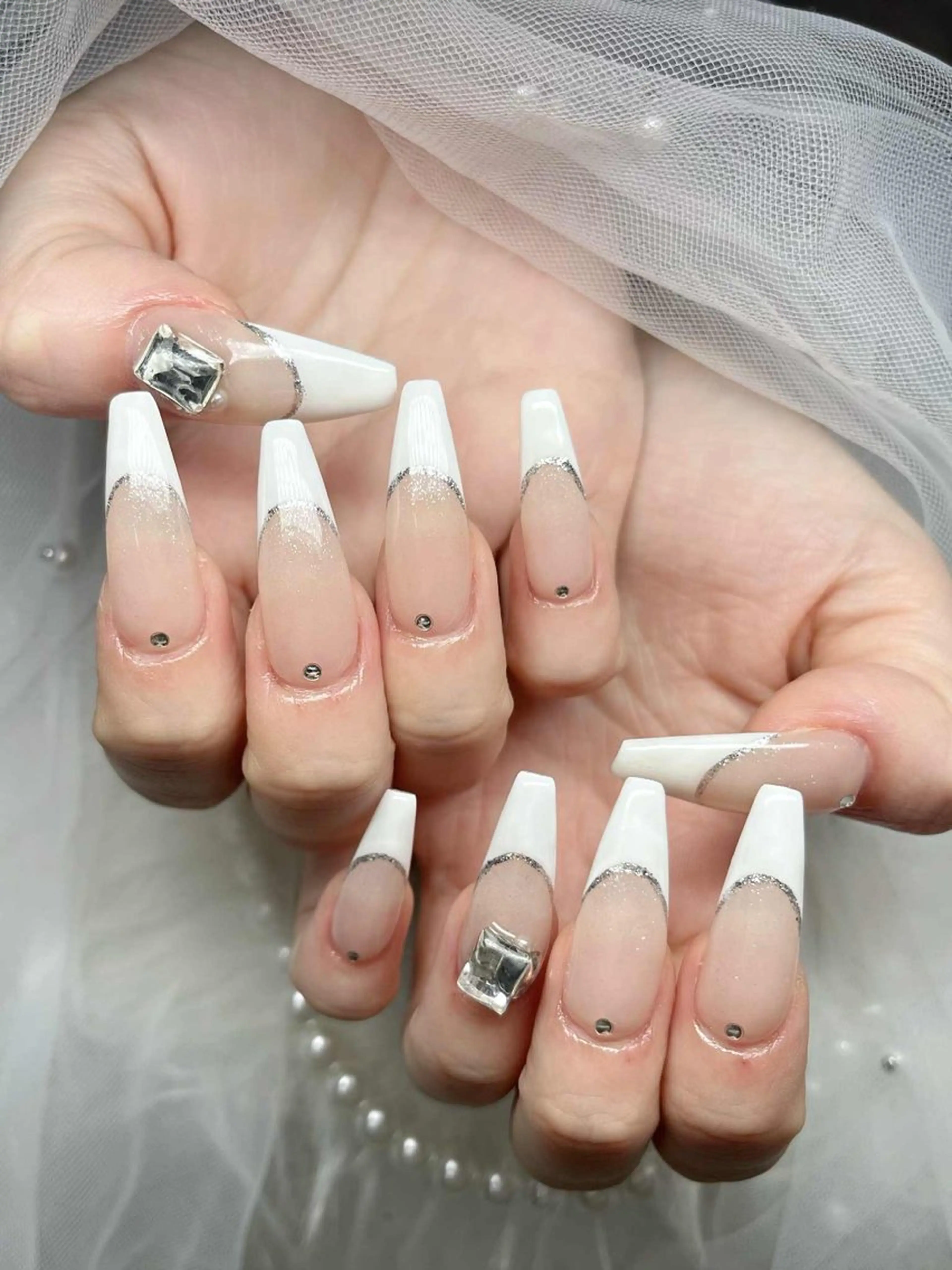 ネイル オーロラネイル フレンチネイル グラデーション 氷ネイル・うるうるネイル キラキラネイル ハンドネイル H.baby Nail Salon所属・H.baby Nail Salonのネイルデザイン