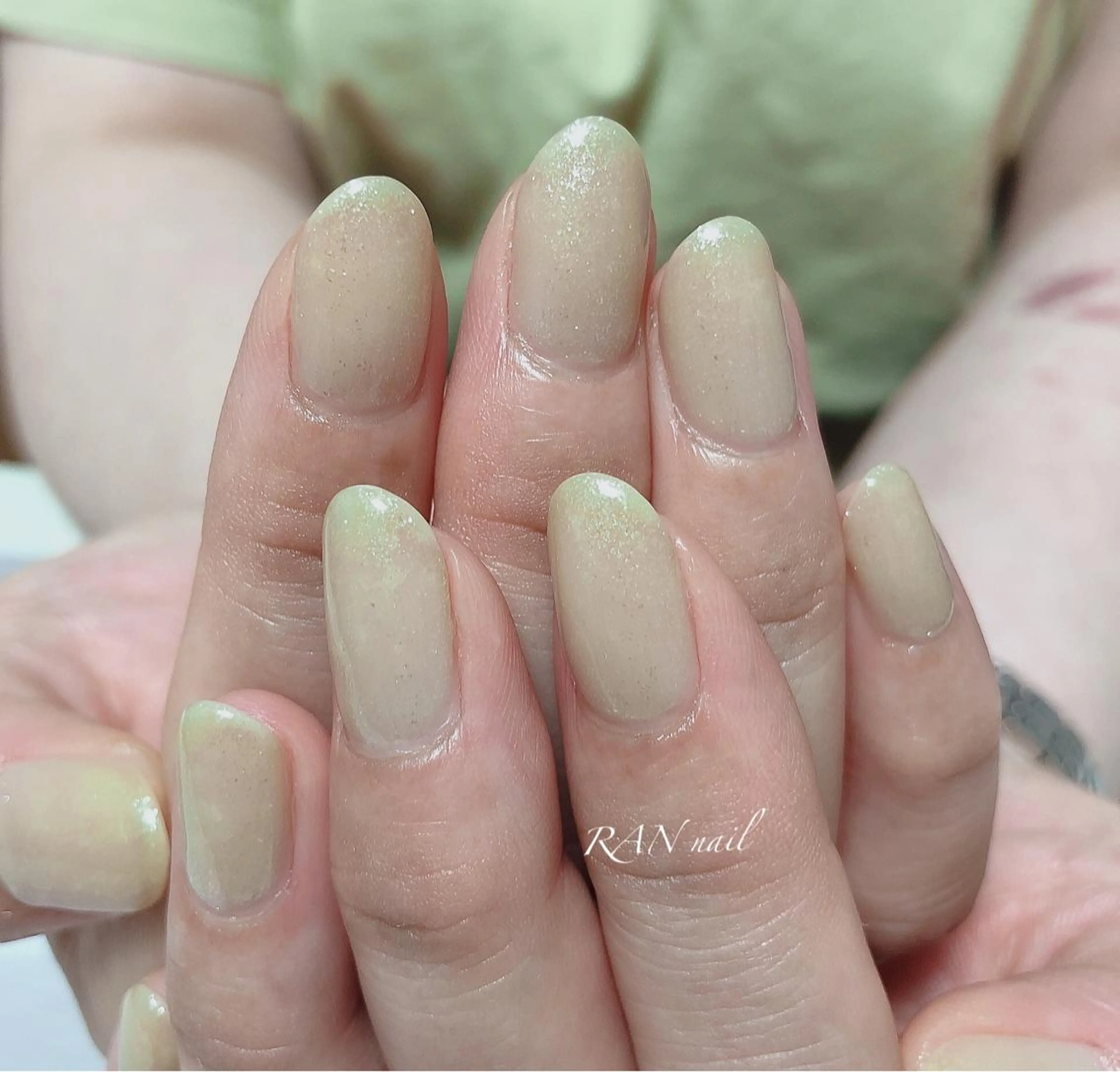 ネイル グリーン キラキラネイル オフィスネイル ワンカラーネイル パステルネイル ハンドネイル フットネイル RAN nail 〜ランネイル〜所属・RAN nailのネイルデザイン