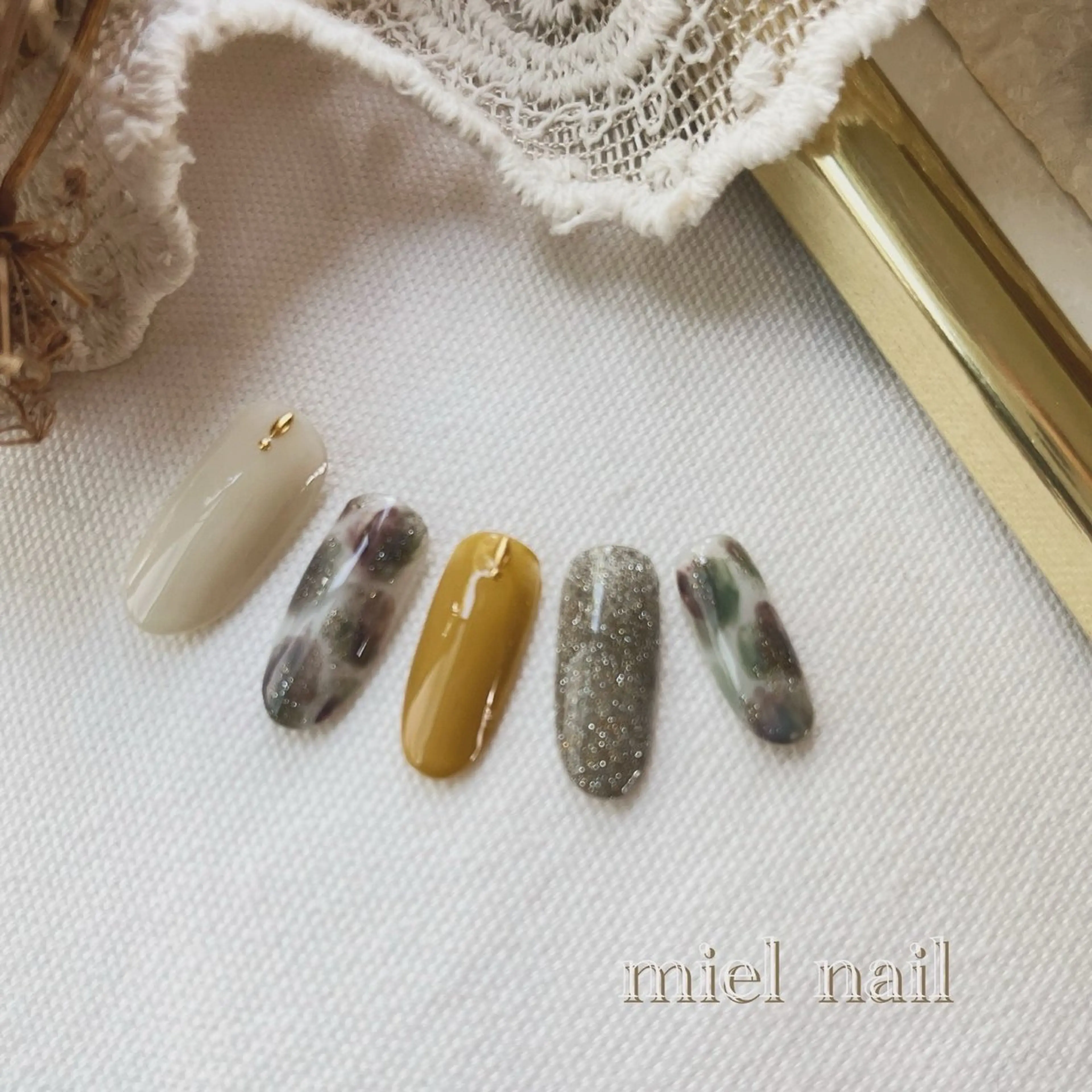 ネイル べっ甲ネイル フラッシュネイル ホワイト ハンドネイル miel nailのネイルデザイン