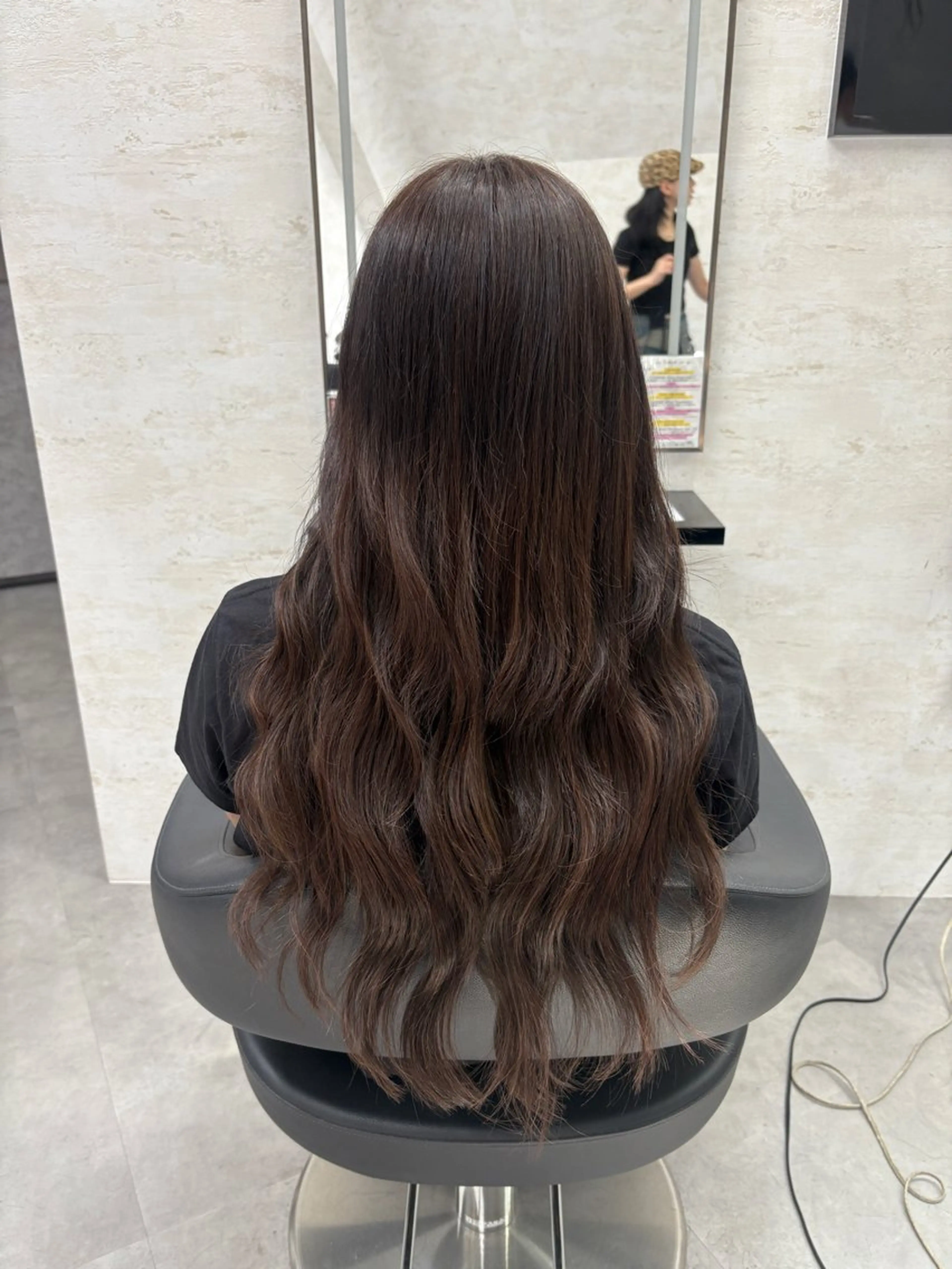 ロング エクステ エクステ ブリーチなしカラー レイヤーカットのヘアスタイル