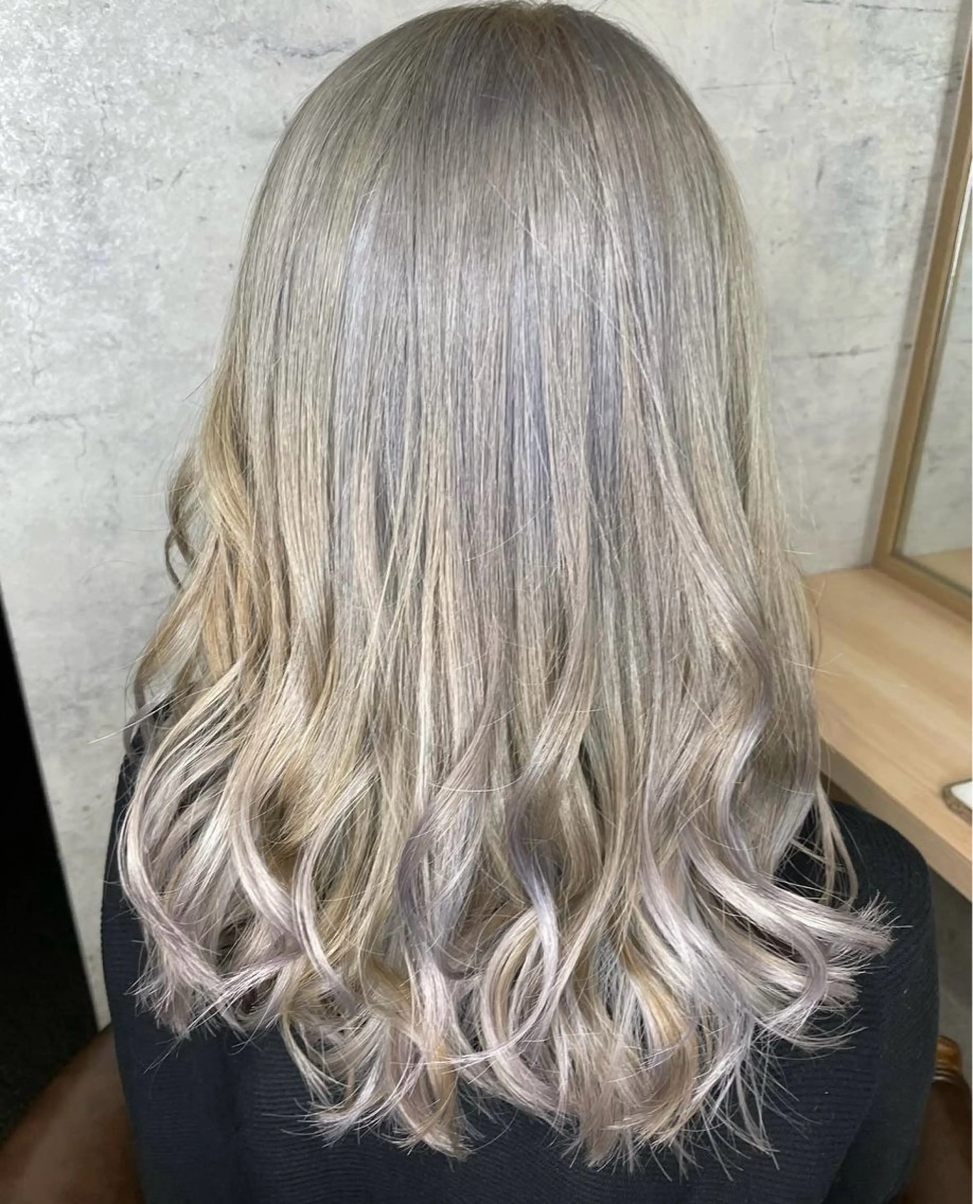ロング カラー ヘアアレンジ シルバー ホワイトシルバー ヘアカラー トリートメント ヘアセット Aloa横浜所属・トップスタイリスト Shoyaのヘアスタイル