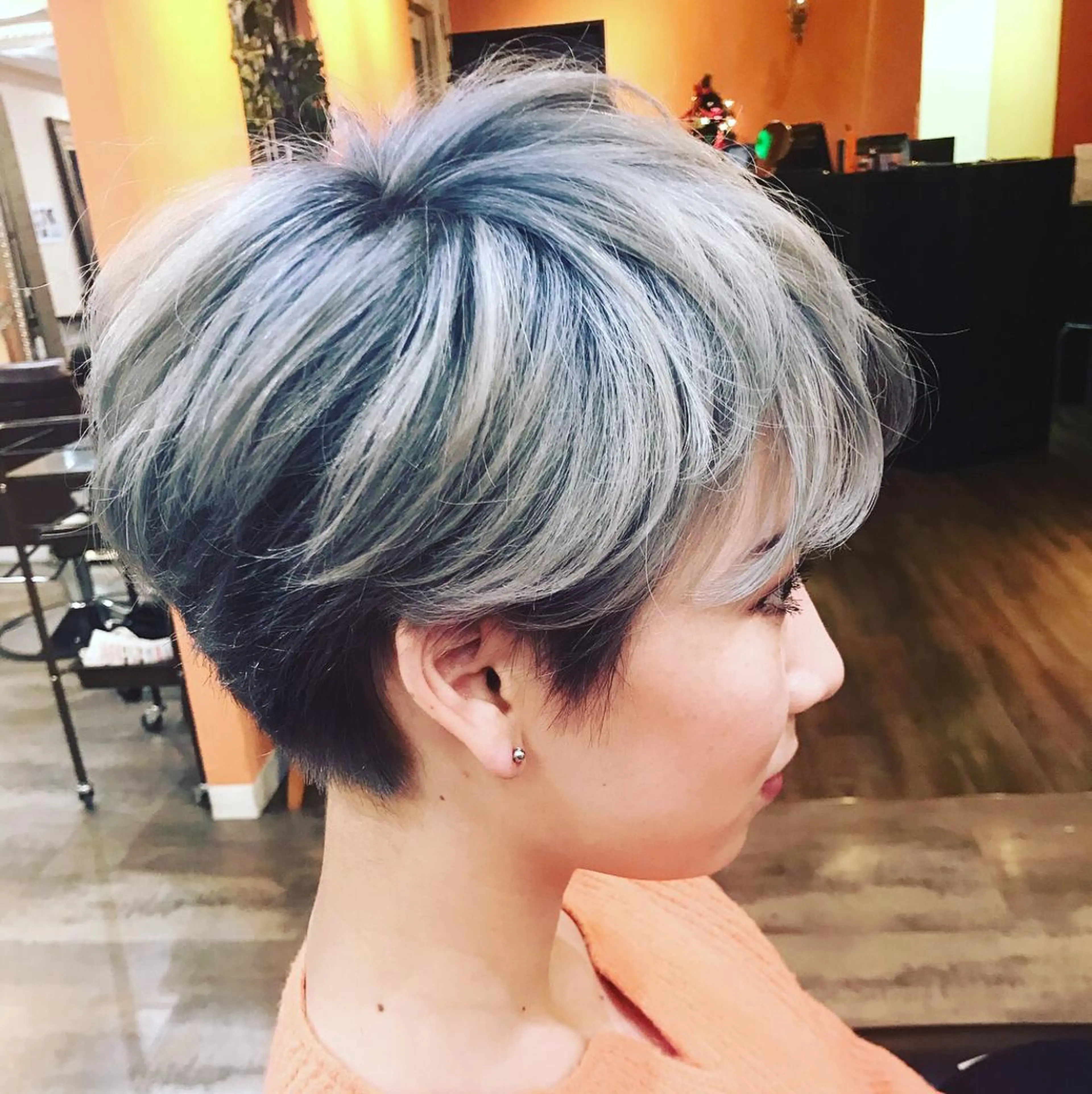 ショート アッシュ アッシュグレー ショートヘア カット ヘアカラー カノンバイフラミューム所属・ショートは任せて ミヤザキのヘアスタイル