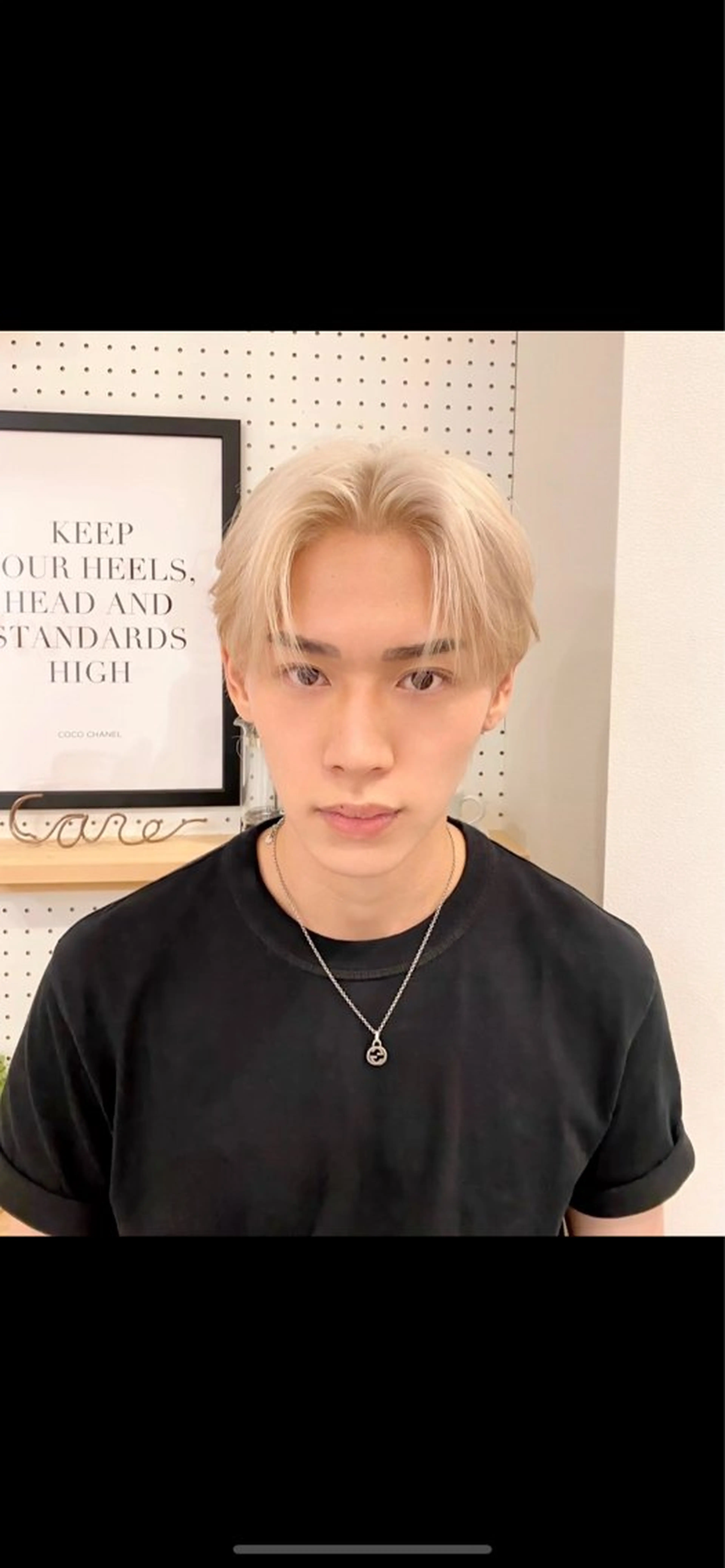 カラー メンズ メンズブリーチ センターパート ブリーチ ブロンド ホワイトブロンド MAZE梅田所属・韓国メンズヘア関戸 和輝🇰🇷のヘアスタイル
