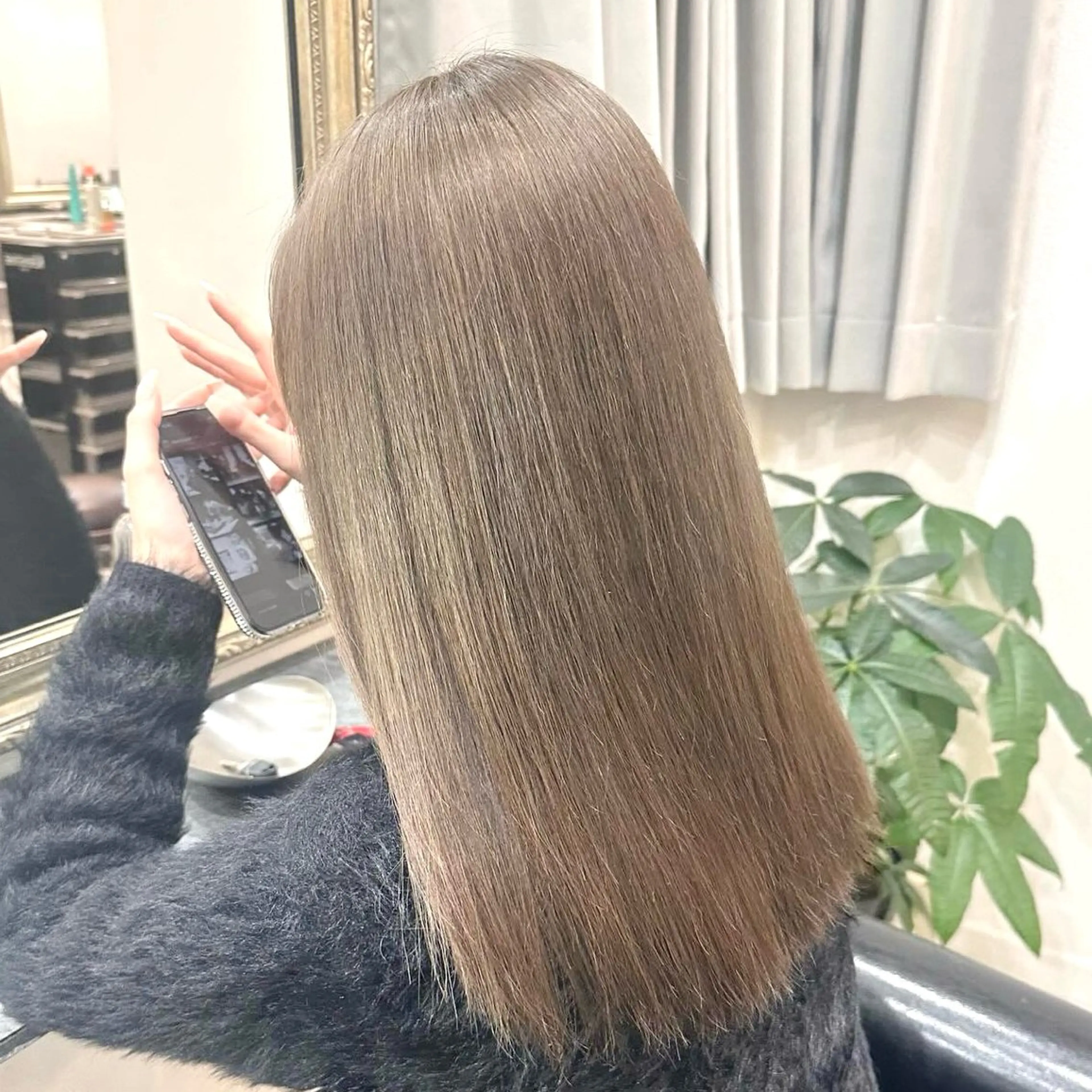 ロング カラー グレージュ ミルクティーグレージュ カット ヘアカラー トリートメント ハイトーン/ウルフ/ レイヤー/Asukaのヘアスタイル