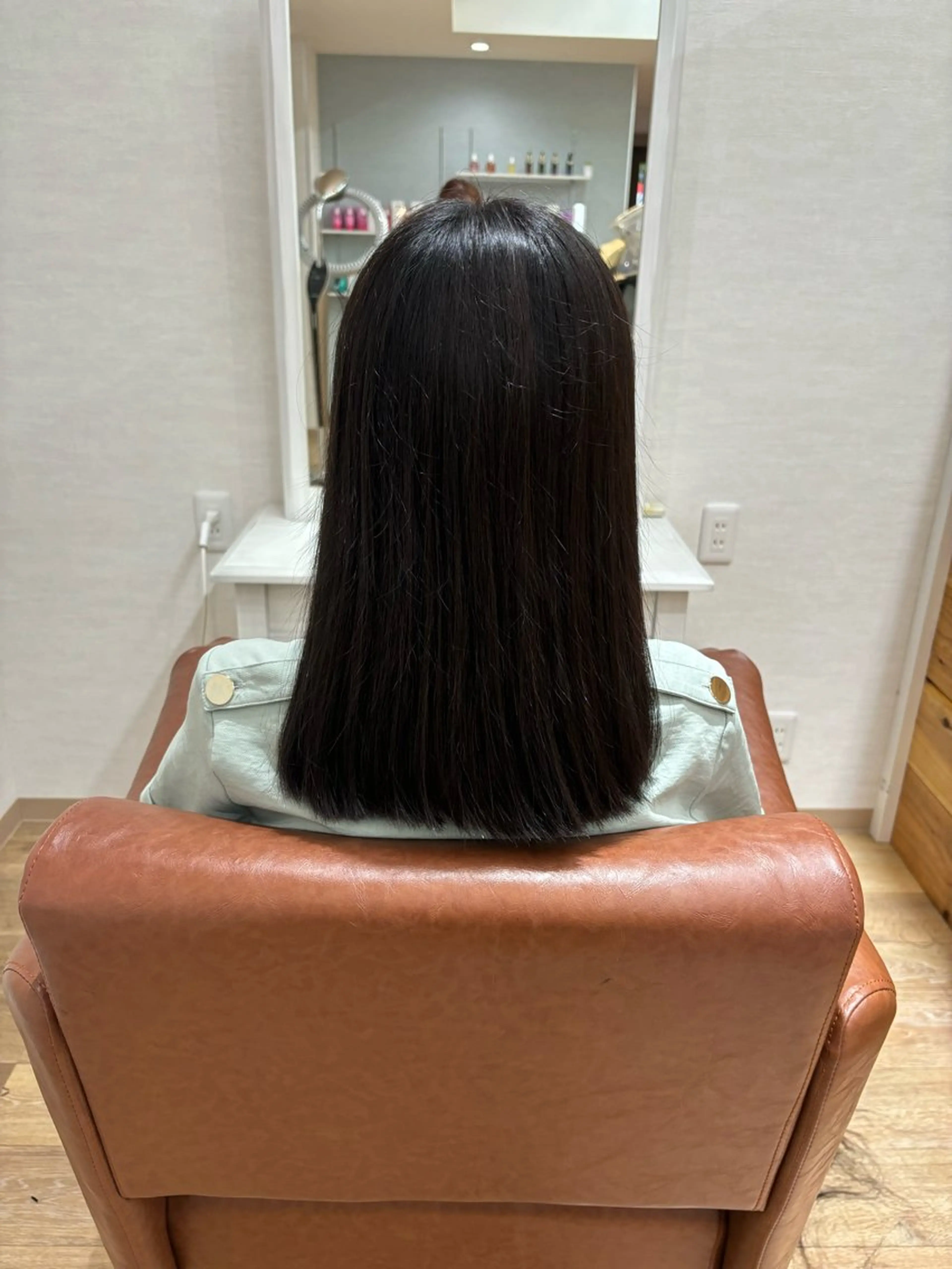セミロング LEEK ［リーク］ 石原愛里のヘアスタイル