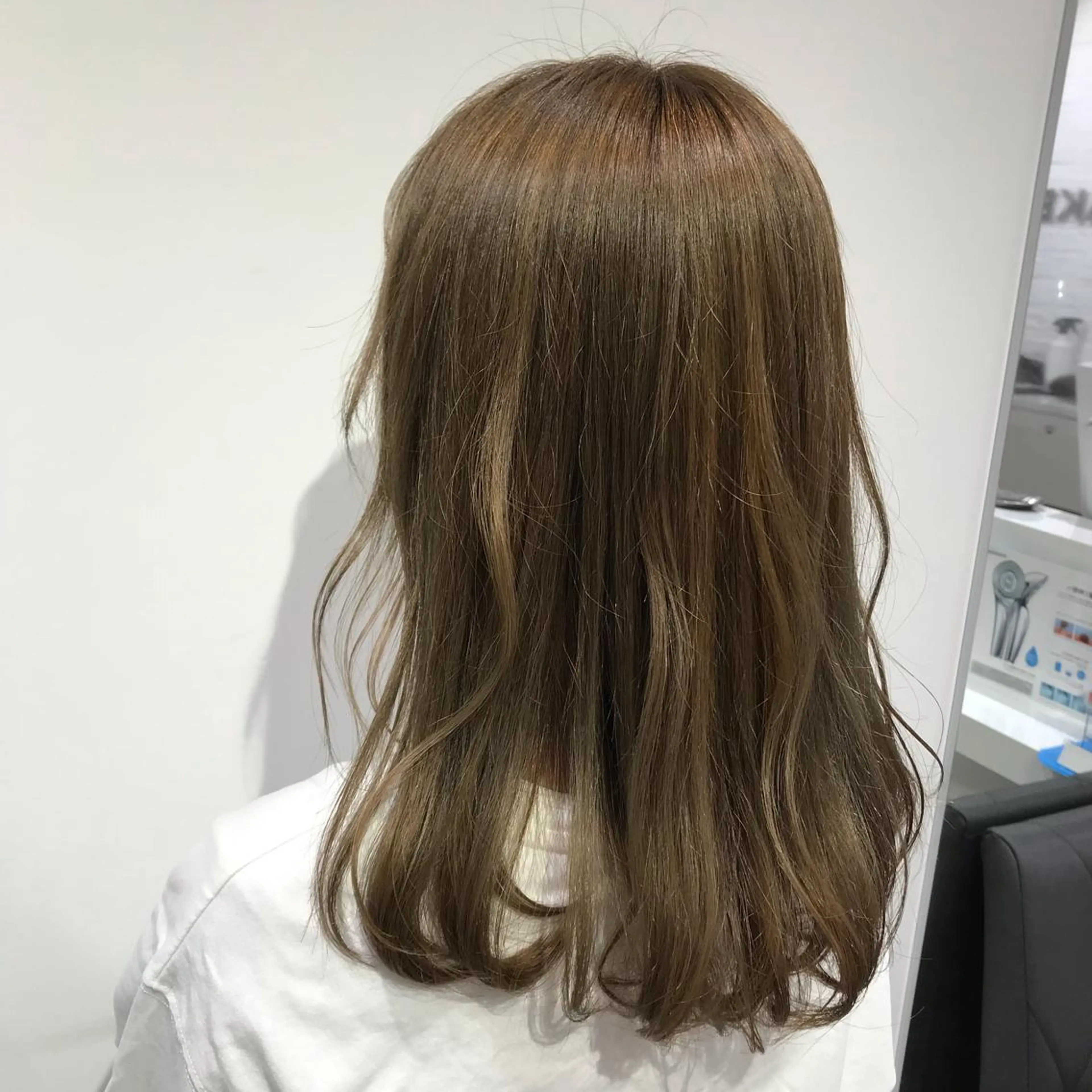セミロング カラー ベージュカラー オリーブベージュ 暖色カラー🌹 中山由梨のヘアスタイル
